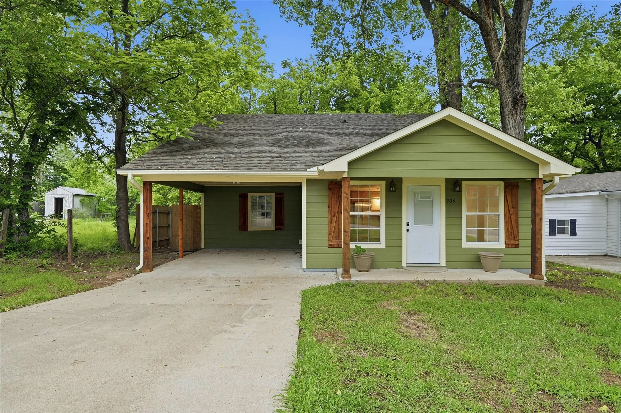 Single Family Residence For Sale in Grayson County , 909 Thatcher Street, Denison, Texas 75020, 2 Bedrooms, 2 Bathrooms, Garage spaces, 1,305 Sqft, built in 1986, Price $180,000, mls#21254332, Real Estate Agent in Denison, Homes For Sale in Grayson county, Homes For Sale in Denison, Realtor in Denison Texas, Real Estate Brokerage Independent Realty Texas, Luminita Cordes Realtor