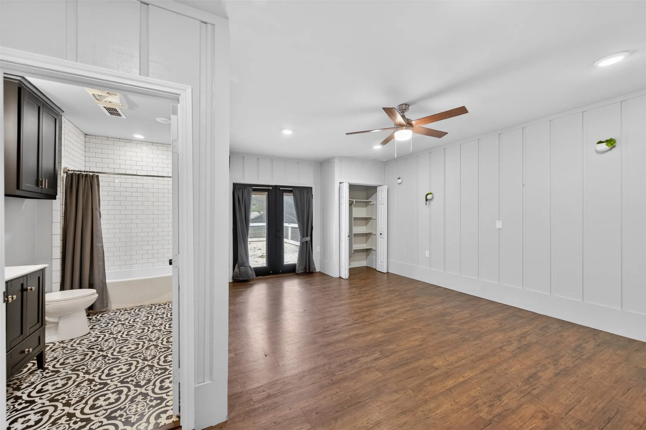 Single Family Residence For Sale in Henderson County , 902 Ward Lane, Athens, Texas 75751, 4 Bedroom, 3 Bathroom, Garage spaces, 2,844 Sqft, built in 1971, Preowned, Price $398,000, mls#21254767, Real Estate Agent in Athens, Homes For Sale in Henderson county, Homes For Sale in Athens, Realtor in Athens Texas, Real Estate Brokerage Independent Realty Texas, Luminita Cordes Realtor