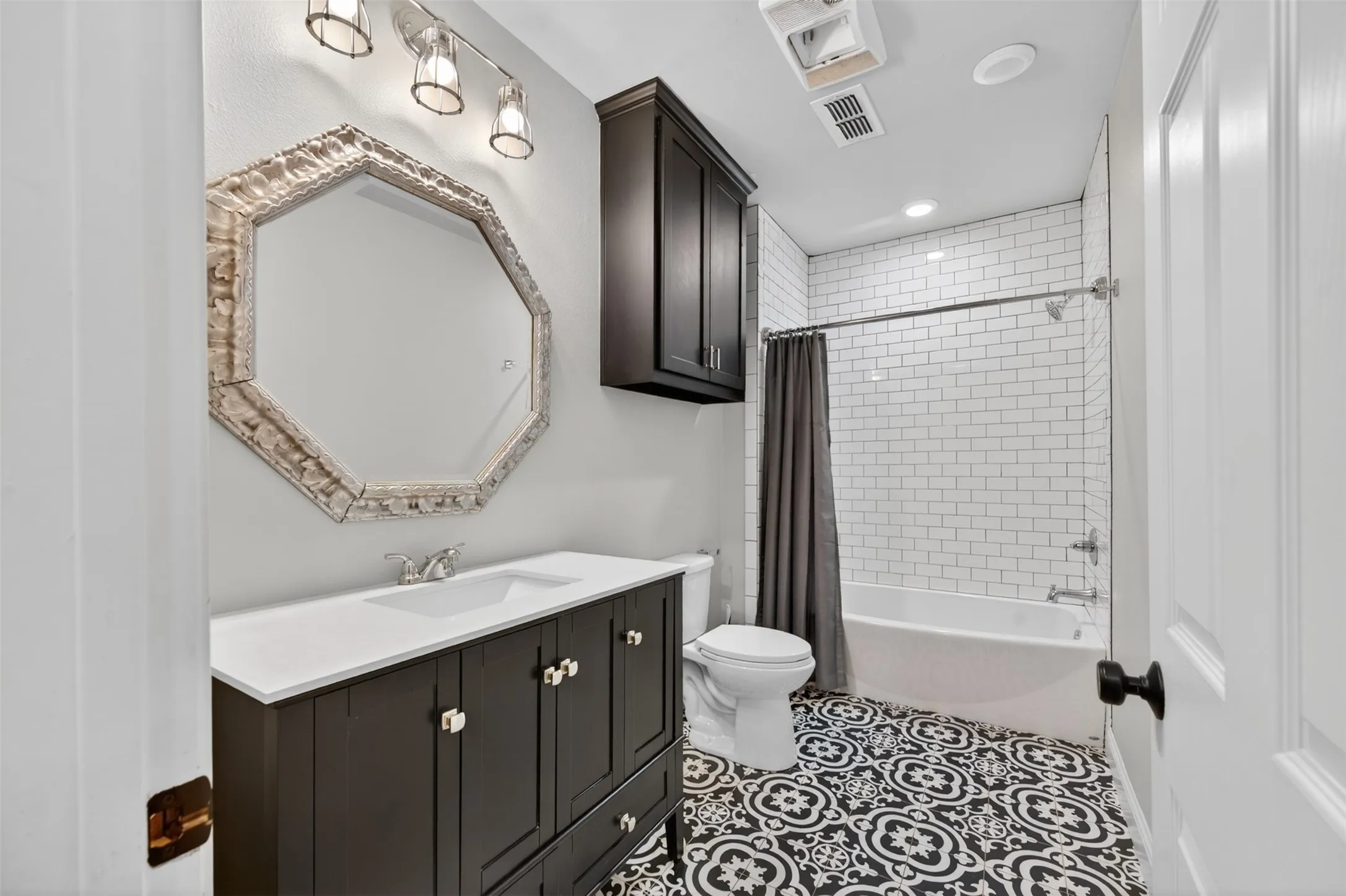 Single Family Residence For Sale in Henderson County , 902 Ward Lane, Athens, Texas 75751, 4 Bedroom, 3 Bathroom, Garage spaces, 2,844 Sqft, built in 1971, Preowned, Price $398,000, mls#21254767, Real Estate Agent in Athens, Homes For Sale in Henderson county, Homes For Sale in Athens, Realtor in Athens Texas, Real Estate Brokerage Independent Realty Texas, Luminita Cordes Realtor
