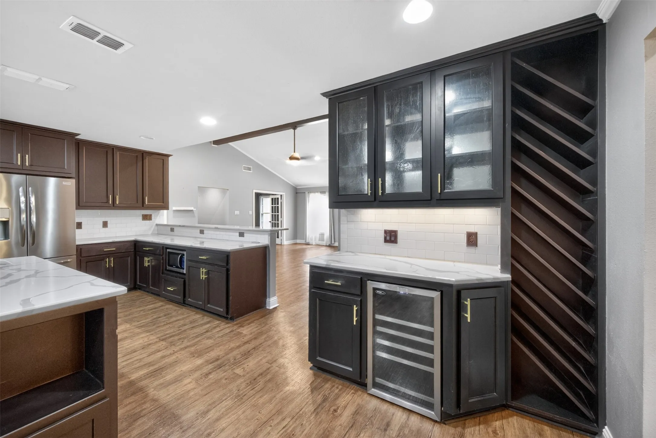 Single Family Residence For Sale in Henderson County , 902 Ward Lane, Athens, Texas 75751, 4 Bedroom, 3 Bathroom, Garage spaces, 2,844 Sqft, built in 1971, Preowned, Price $398,000, mls#21254767, Real Estate Agent in Athens, Homes For Sale in Henderson county, Homes For Sale in Athens, Realtor in Athens Texas, Real Estate Brokerage Independent Realty Texas, Luminita Cordes Realtor