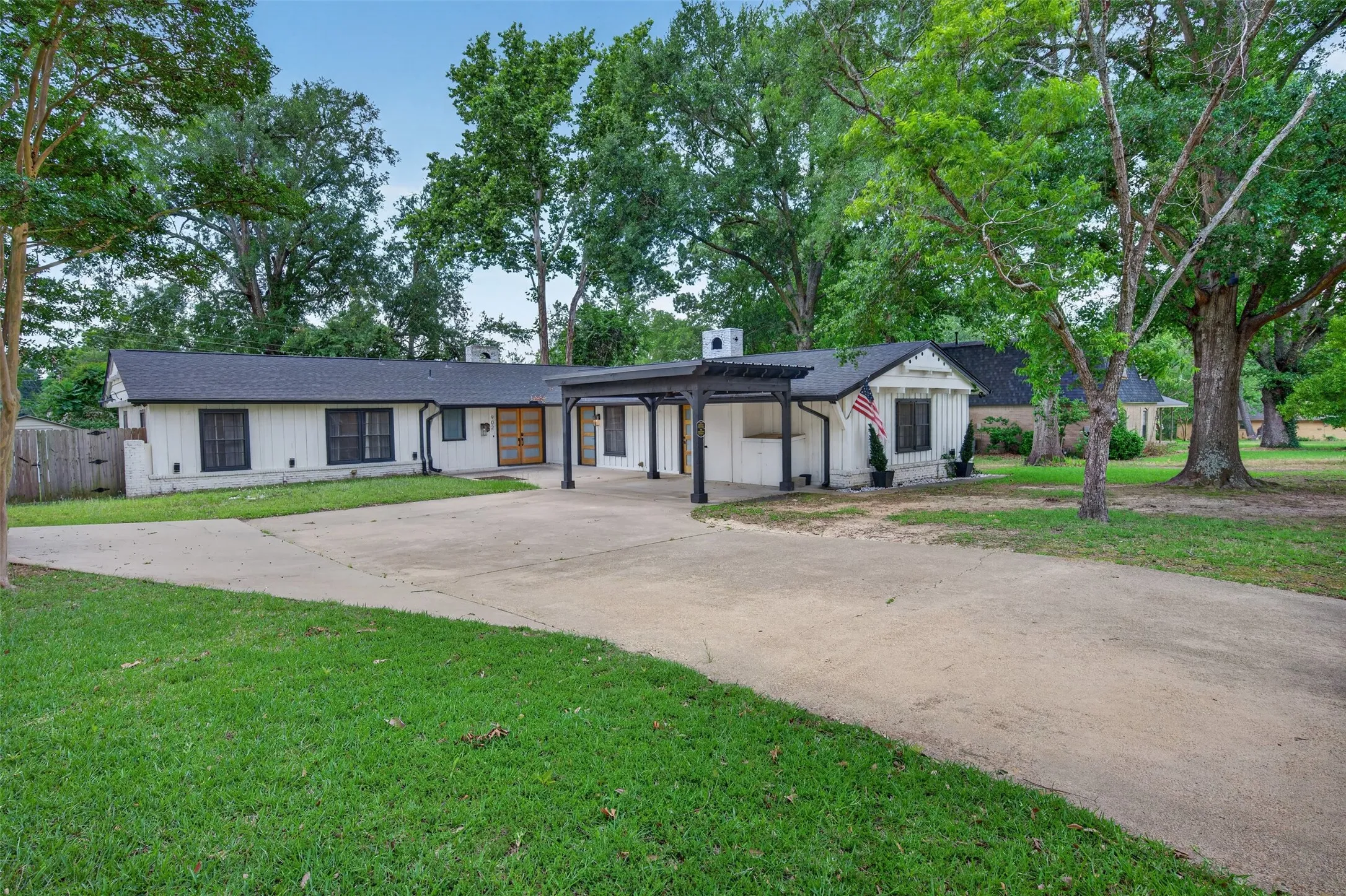 Single Family Residence For Sale in Henderson County , 902 Ward Lane, Athens, Texas 75751, 4 Bedroom, 3 Bathroom, Garage spaces, 2,844 Sqft, built in 1971, Preowned, Price $398,000, mls#21254767, Real Estate Agent in Athens, Homes For Sale in Henderson county, Homes For Sale in Athens, Realtor in Athens Texas, Real Estate Brokerage Independent Realty Texas, Luminita Cordes Realtor