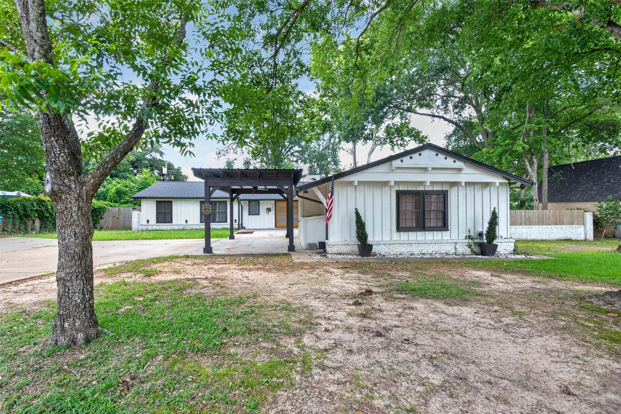 Single Family Residence For Sale in Henderson County , 902 Ward Lane, Athens, Texas 75751, 4 Bedroom, 3 Bathroom, Garage spaces, 2,844 Sqft, built in 1971, Preowned, Price $398,000, mls#21254767, Real Estate Agent in Athens, Homes For Sale in Henderson county, Homes For Sale in Athens, Realtor in Athens Texas, Real Estate Brokerage Independent Realty Texas, Luminita Cordes Realtor