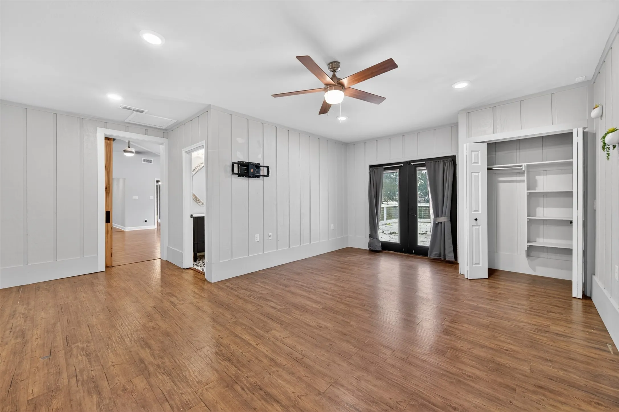 Single Family Residence For Sale in Henderson County , 902 Ward Lane, Athens, Texas 75751, 4 Bedroom, 3 Bathroom, Garage spaces, 2,844 Sqft, built in 1971, Preowned, Price $398,000, mls#21254767, Real Estate Agent in Athens, Homes For Sale in Henderson county, Homes For Sale in Athens, Realtor in Athens Texas, Real Estate Brokerage Independent Realty Texas, Luminita Cordes Realtor