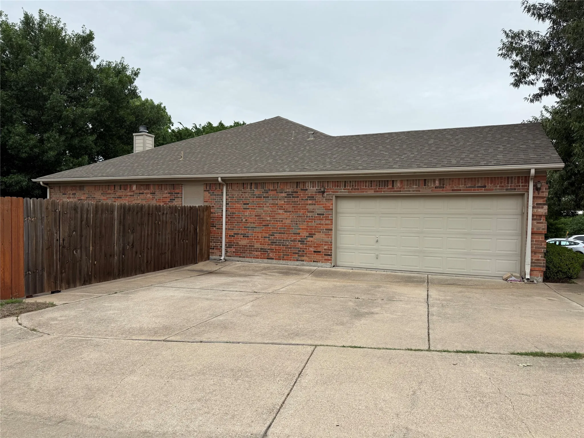 Single Family Residence For Sale in Parker County , 2234 Summer Brook Drive, Weatherford, Texas 76087, 3 Bedrooms, 2 Bathrooms, 2 Garage spaces, 2,017 Sqft, built in 2003, Preowned, Price $399,999, mls#21174921, Real Estate Agent in Weatherford, Homes For Sale in Parker county, Homes For Sale in Weatherford, Realtor in Weatherford Texas, Real Estate Brokerage Independent Realty Texas, Luminita Cordes Realtor