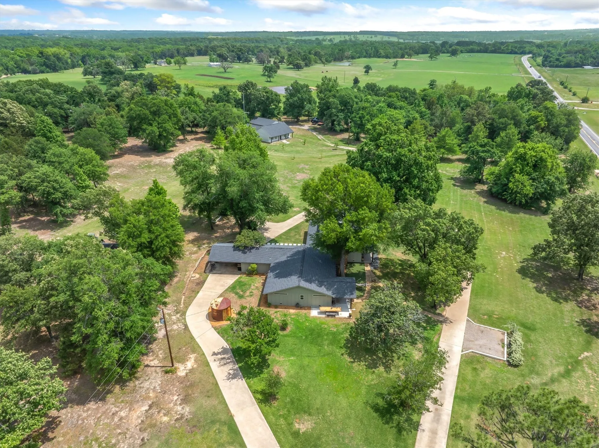 Single Family Residence For Sale in Van Zandt County , 2489 FM 2909, Canton, Texas 75103, 3 Bedroom, 3 Bathroom, Garage spaces, 2,830 Sqft, built in 1975, Preowned, mls#21254733, Real Estate Agent in Canton, Homes For Sale in Van Zandt county, Homes For Sale in Canton, Realtor in Canton Texas, Real Estate Brokerage Independent Realty Texas, Luminita Cordes Realtor