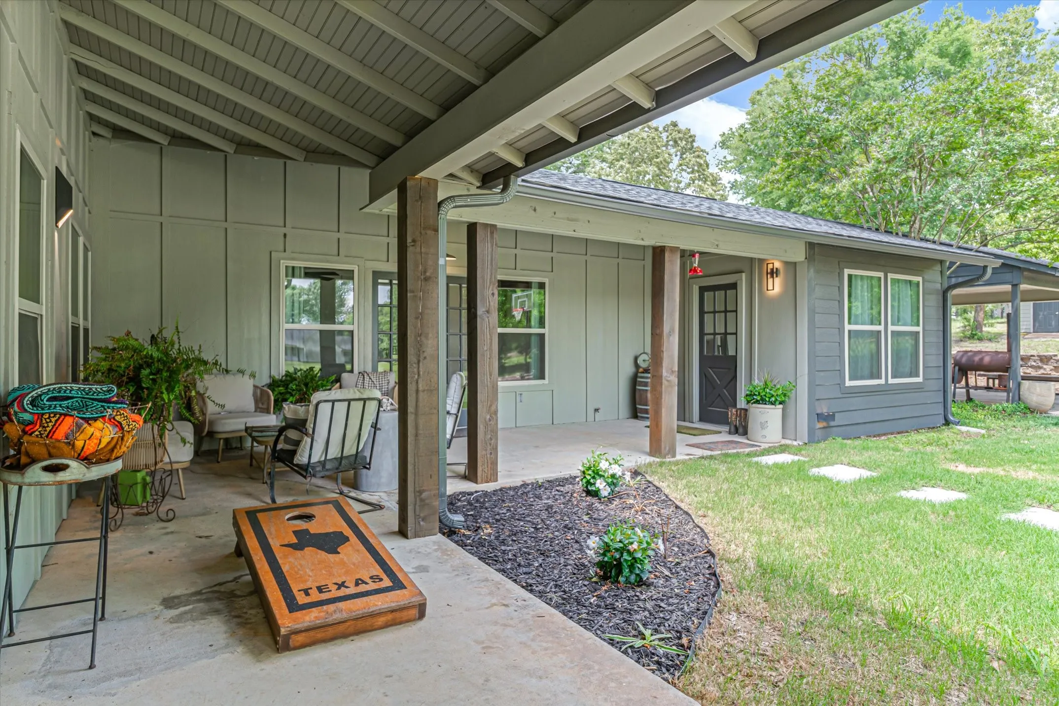 Single Family Residence For Sale in Van Zandt County , 2489 FM 2909, Canton, Texas 75103, 3 Bedroom, 3 Bathroom, Garage spaces, 2,830 Sqft, built in 1975, Preowned, mls#21254733, Real Estate Agent in Canton, Homes For Sale in Van Zandt county, Homes For Sale in Canton, Realtor in Canton Texas, Real Estate Brokerage Independent Realty Texas, Luminita Cordes Realtor