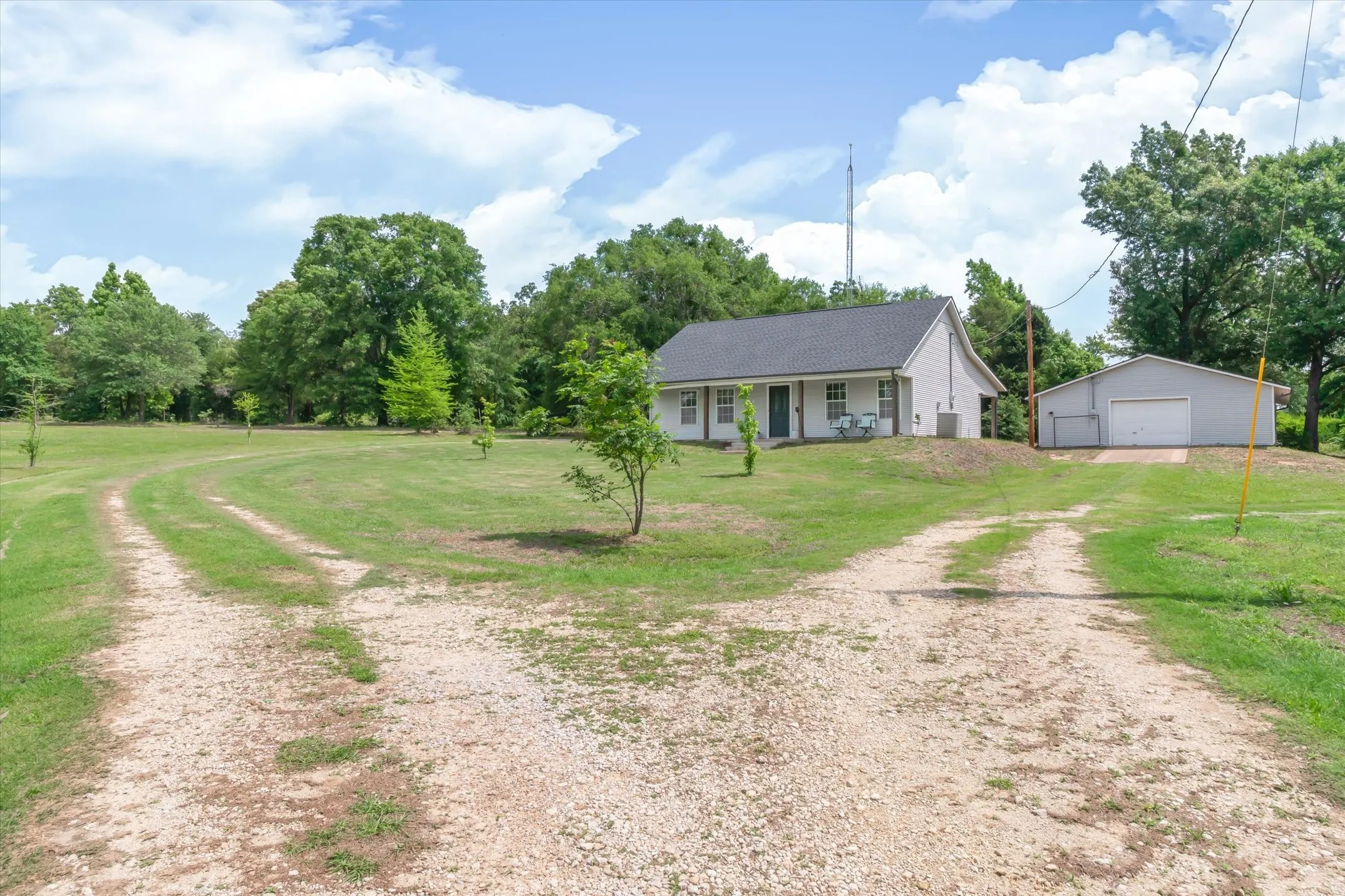 Single Family Residence For Sale in Van Zandt County , 2489 FM 2909, Canton, Texas 75103, 3 Bedroom, 3 Bathroom, Garage spaces, 2,830 Sqft, built in 1975, Preowned, mls#21254733, Real Estate Agent in Canton, Homes For Sale in Van Zandt county, Homes For Sale in Canton, Realtor in Canton Texas, Real Estate Brokerage Independent Realty Texas, Luminita Cordes Realtor