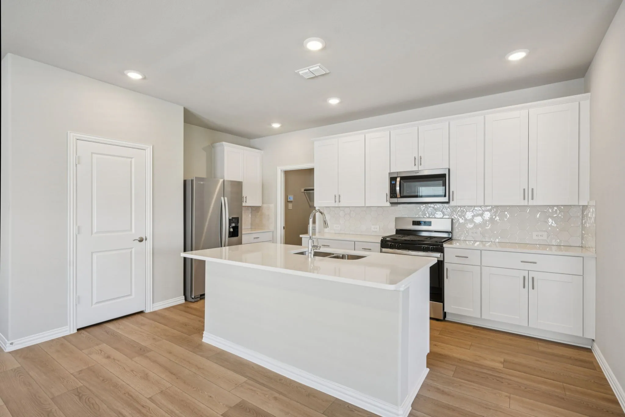  Photo is not of the actual home, but is an inspirational photo of builder’s model home and may depict options, furnishings, and/or decorator features that are not included.
