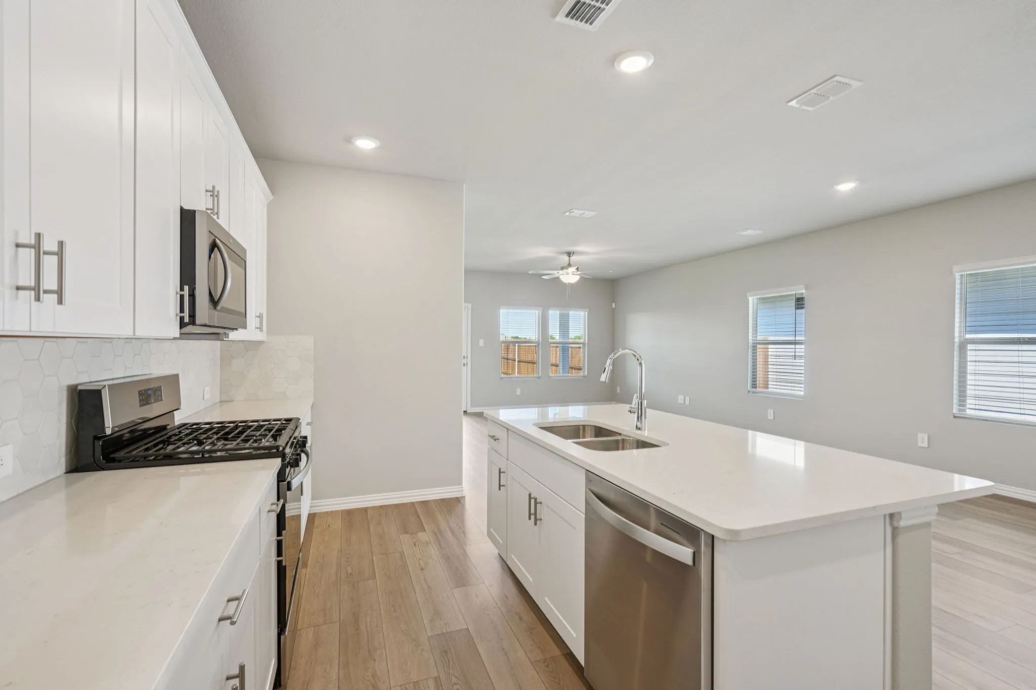  Photo is not of the actual home, but is an inspirational photo of builder’s model home and may depict options, furnishings, and/or decorator features that are not included.
