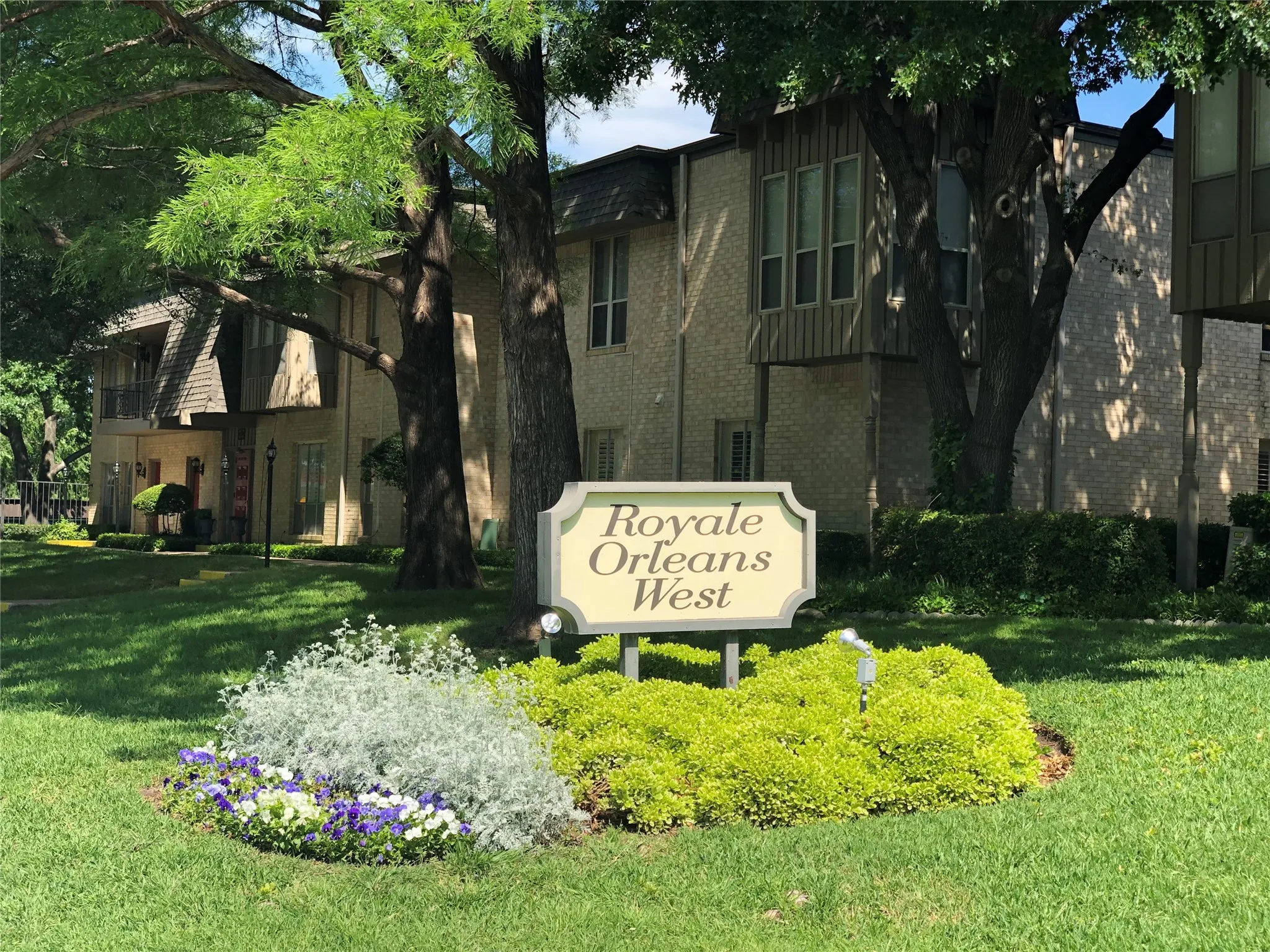Condominium For Sale in Tarrant County , 4320 S Bellaire Drive S 114W, Fort Worth, Texas 76109, 1 Bedroom, 1 Bathroom, Garage spaces, 869 Sqft, built in 1968, Preowned, mls#21251519, Real Estate Agent in Fort Worth, Homes For Sale in Tarrant county, Homes For Sale in Fort Worth, Realtor in Fort Worth Texas, Real Estate Brokerage Independent Realty Texas, Luminita Cordes Realtor