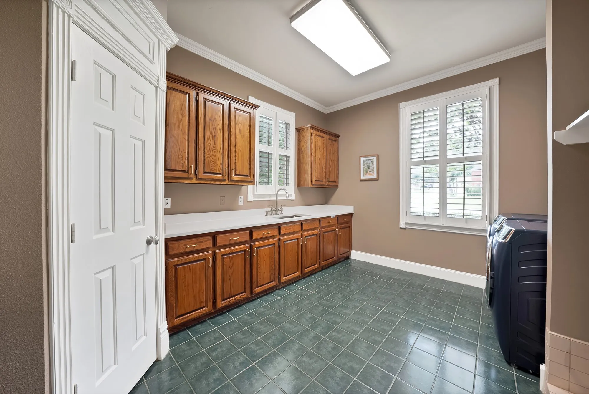 Single Family Residence For Sale in Tarrant County , 3109 Shadow Drive W, Arlington, Texas 76006, 4 Bedroom, 5 Bathroom, 3 Garage spaces, 5,160 Sqft, built in 1991, mls#21253800, Real Estate Agent in Arlington, Homes For Sale in Tarrant county, Homes For Sale in Arlington, Realtor in Arlington Texas, Real Estate Brokerage Independent Realty Texas, Luminita Cordes Realtor