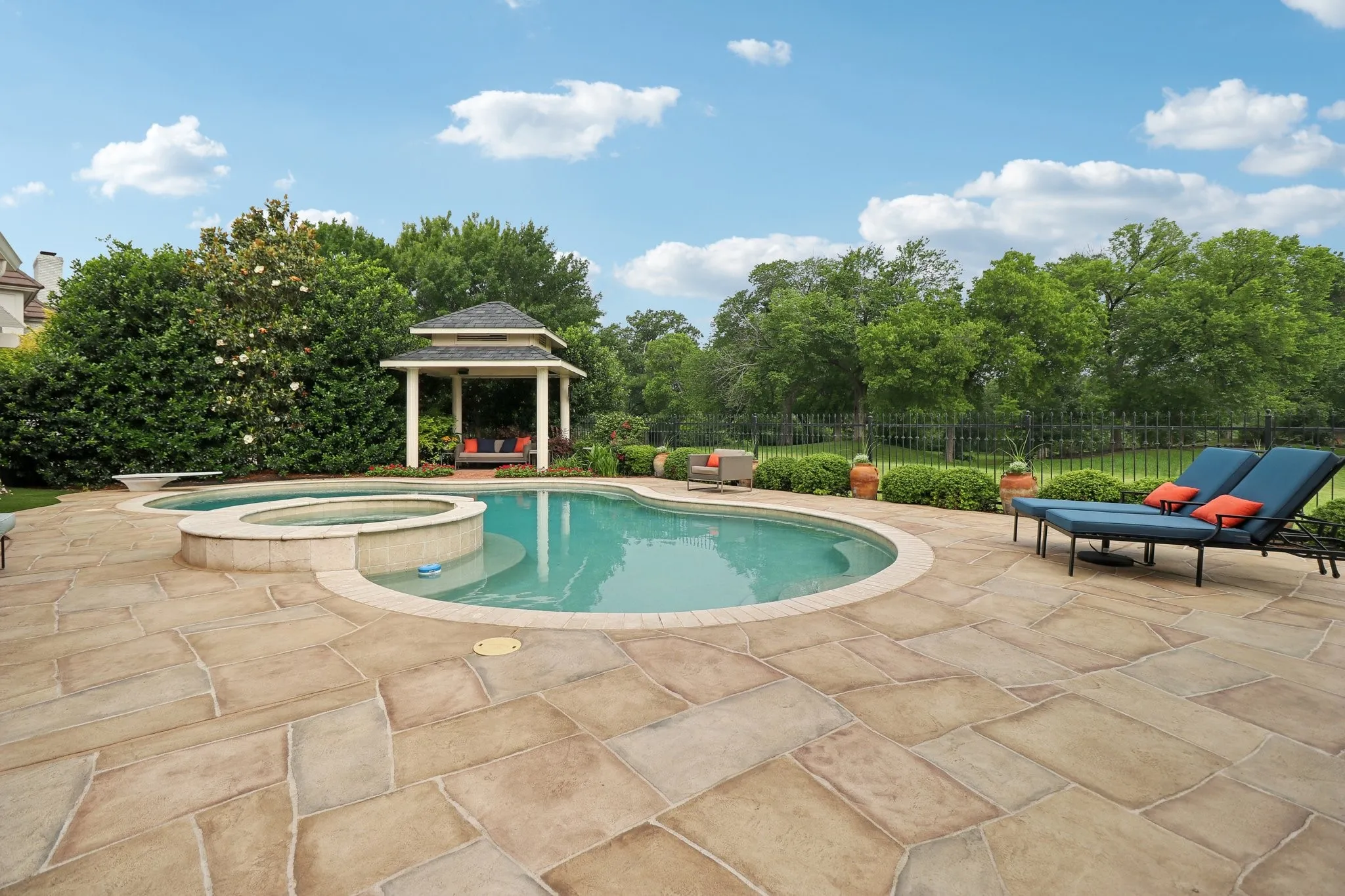 Single Family Residence For Sale in Tarrant County , 3109 Shadow Drive W, Arlington, Texas 76006, 4 Bedroom, 5 Bathroom, 3 Garage spaces, 5,160 Sqft, built in 1991, mls#21253800, Real Estate Agent in Arlington, Homes For Sale in Tarrant county, Homes For Sale in Arlington, Realtor in Arlington Texas, Real Estate Brokerage Independent Realty Texas, Luminita Cordes Realtor