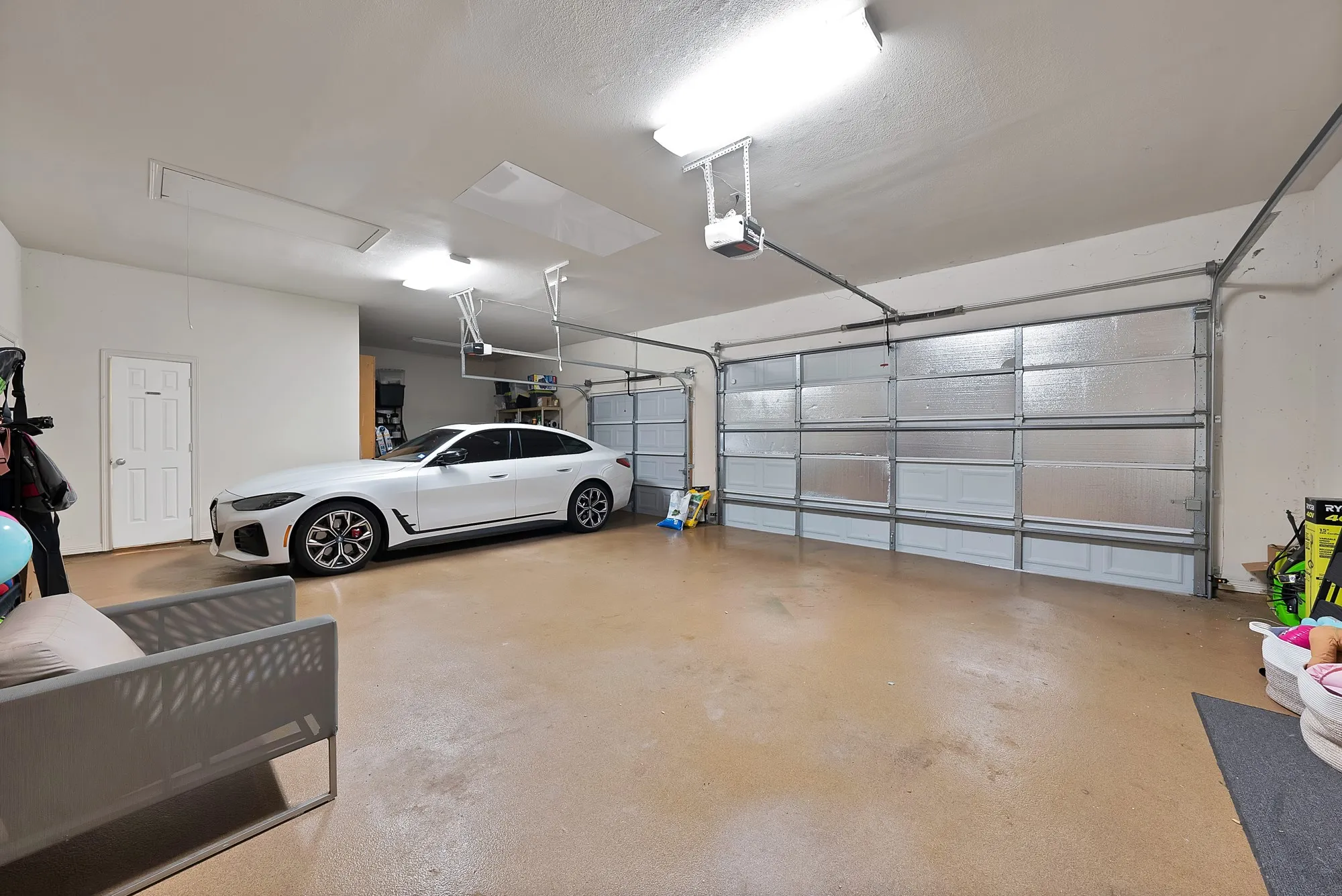 Single Family Residence For Sale in Tarrant County , 3109 Shadow Drive W, Arlington, Texas 76006, 4 Bedroom, 5 Bathroom, 3 Garage spaces, 5,160 Sqft, built in 1991, mls#21253800, Real Estate Agent in Arlington, Homes For Sale in Tarrant county, Homes For Sale in Arlington, Realtor in Arlington Texas, Real Estate Brokerage Independent Realty Texas, Luminita Cordes Realtor