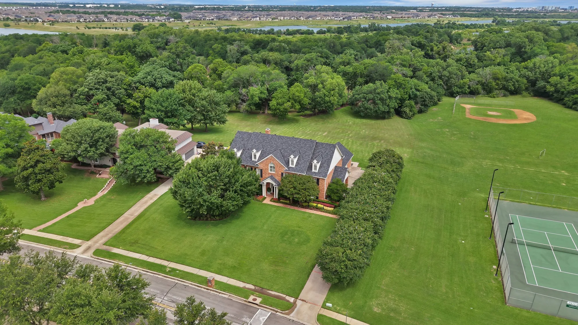 Single Family Residence For Sale in Tarrant County , 3109 Shadow Drive W, Arlington, Texas 76006, 4 Bedroom, 5 Bathroom, 3 Garage spaces, 5,160 Sqft, built in 1991, mls#21253800, Real Estate Agent in Arlington, Homes For Sale in Tarrant county, Homes For Sale in Arlington, Realtor in Arlington Texas, Real Estate Brokerage Independent Realty Texas, Luminita Cordes Realtor