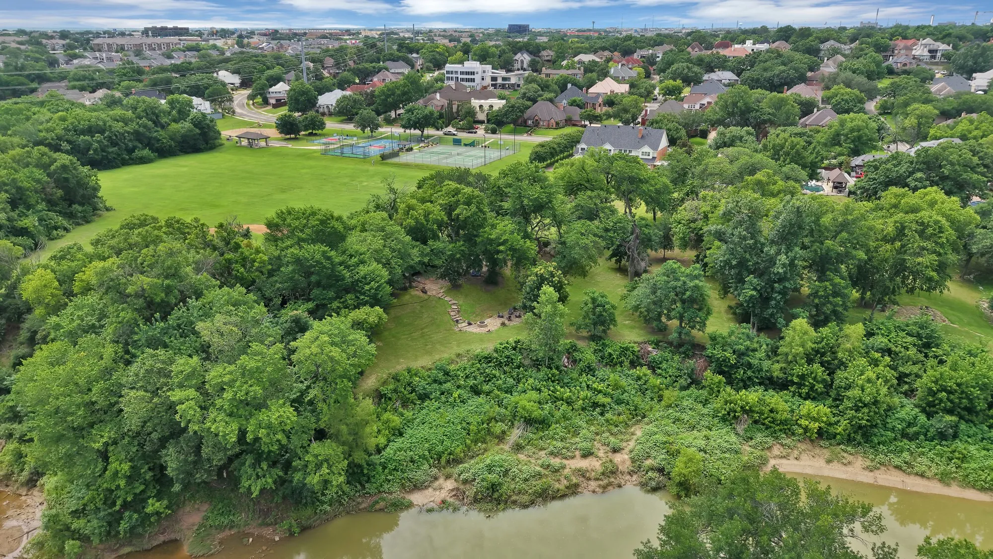Single Family Residence For Sale in Tarrant County , 3109 Shadow Drive W, Arlington, Texas 76006, 4 Bedroom, 5 Bathroom, 3 Garage spaces, 5,160 Sqft, built in 1991, mls#21253800, Real Estate Agent in Arlington, Homes For Sale in Tarrant county, Homes For Sale in Arlington, Realtor in Arlington Texas, Real Estate Brokerage Independent Realty Texas, Luminita Cordes Realtor