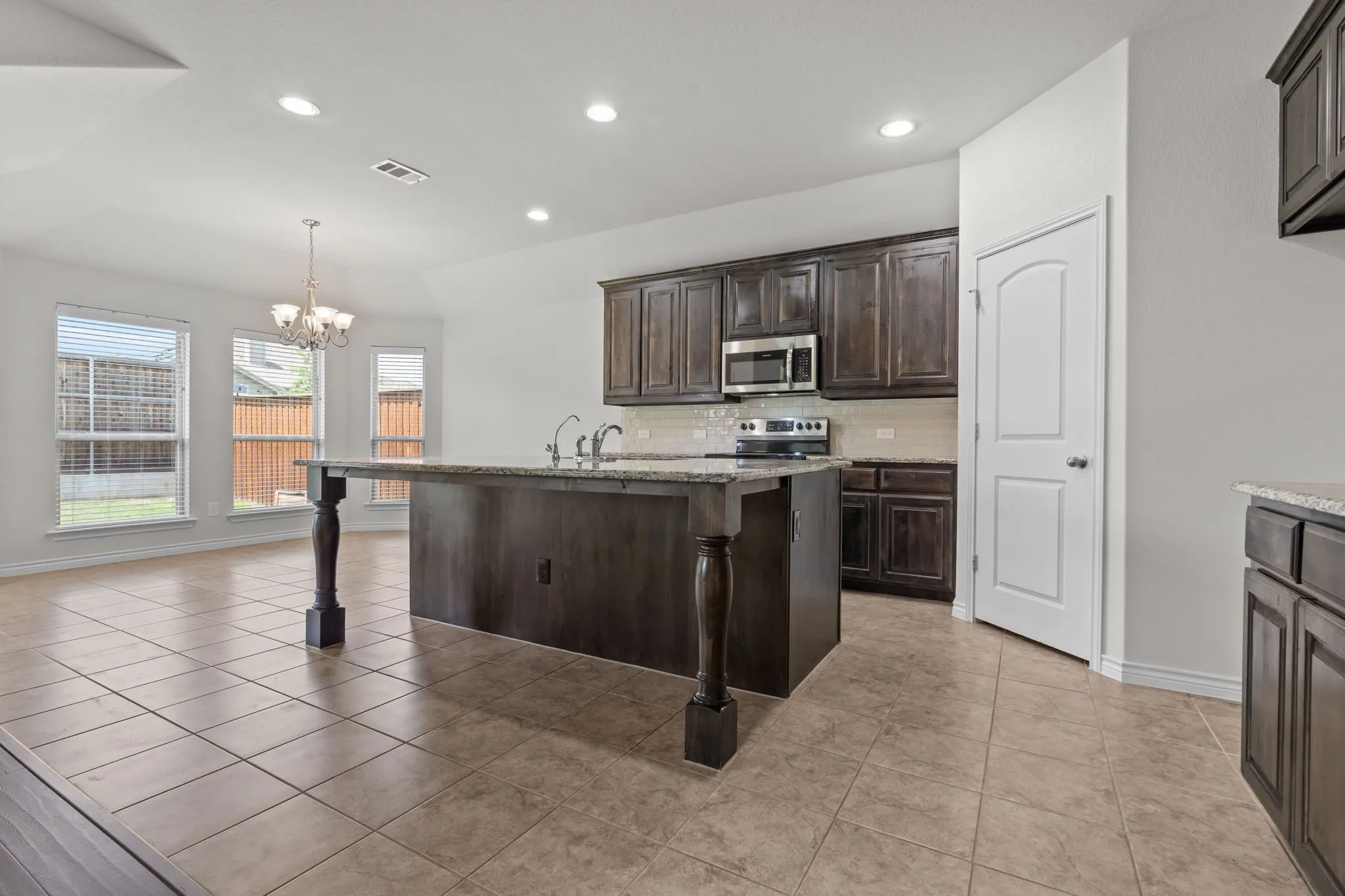 Single Family Residence For Sale in Parker County , 217 Angelina Court, Azle, Texas 76020, 4 Bedrooms, 2 Bathrooms, 2 Garage spaces, 2,083 Sqft, built in 2020, Preowned, Price $350,000, mls#21252599, Real Estate Agent in Azle, Homes For Sale in Parker county, Homes For Sale in Azle, Realtor in Azle Texas, Real Estate Brokerage Independent Realty Texas, Luminita Cordes Realtor