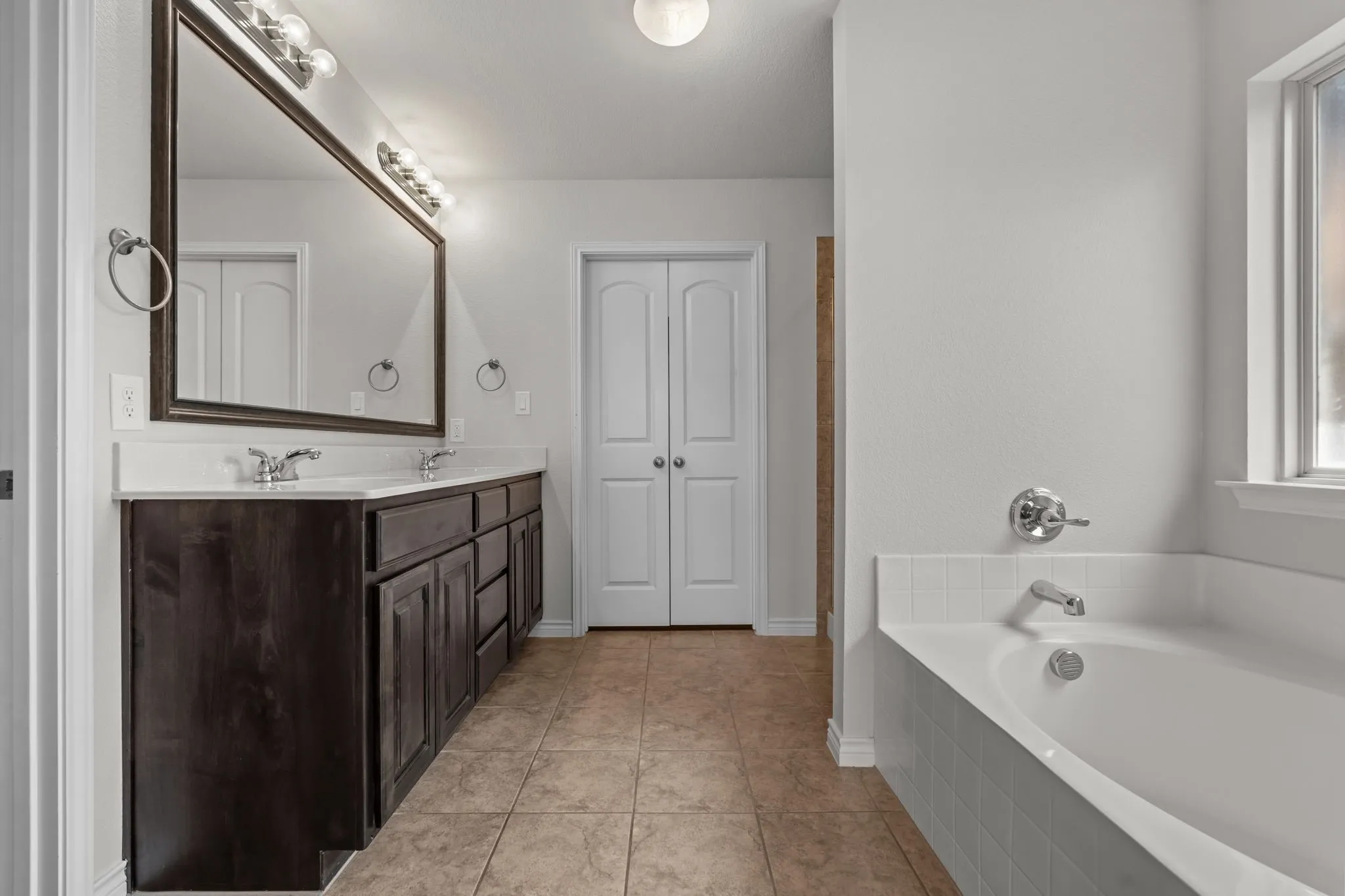 Single Family Residence For Sale in Parker County , 217 Angelina Court, Azle, Texas 76020, 4 Bedrooms, 2 Bathrooms, 2 Garage spaces, 2,083 Sqft, built in 2020, Preowned, Price $350,000, mls#21252599, Real Estate Agent in Azle, Homes For Sale in Parker county, Homes For Sale in Azle, Realtor in Azle Texas, Real Estate Brokerage Independent Realty Texas, Luminita Cordes Realtor