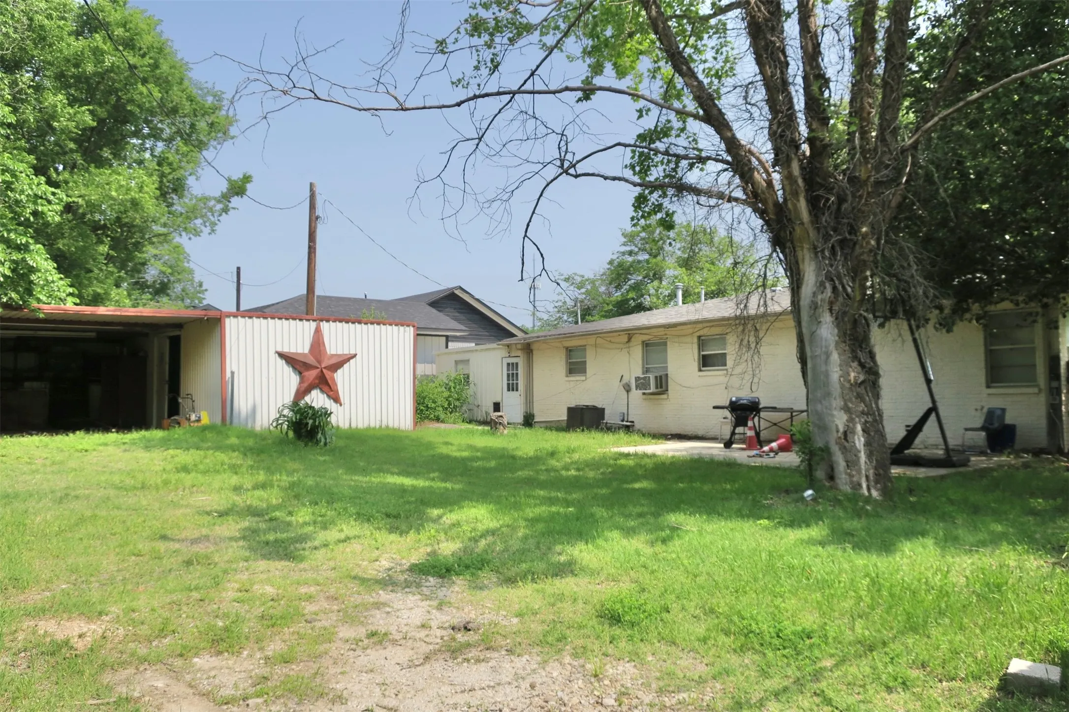 Single Family Residence For Sale in Montague County , 1689 N Highway 81 N, Bowie, Texas 76230, 3 Bedroom, 1 Bathroom, Garage spaces, 1,640 Sqft, built in 1955, Price $95,000, mls#21220587, Real Estate Agent in Bowie, Homes For Sale in Montague county, Homes For Sale in Bowie, Realtor in Bowie Texas, Real Estate Brokerage Independent Realty Texas, Luminita Cordes Realtor
