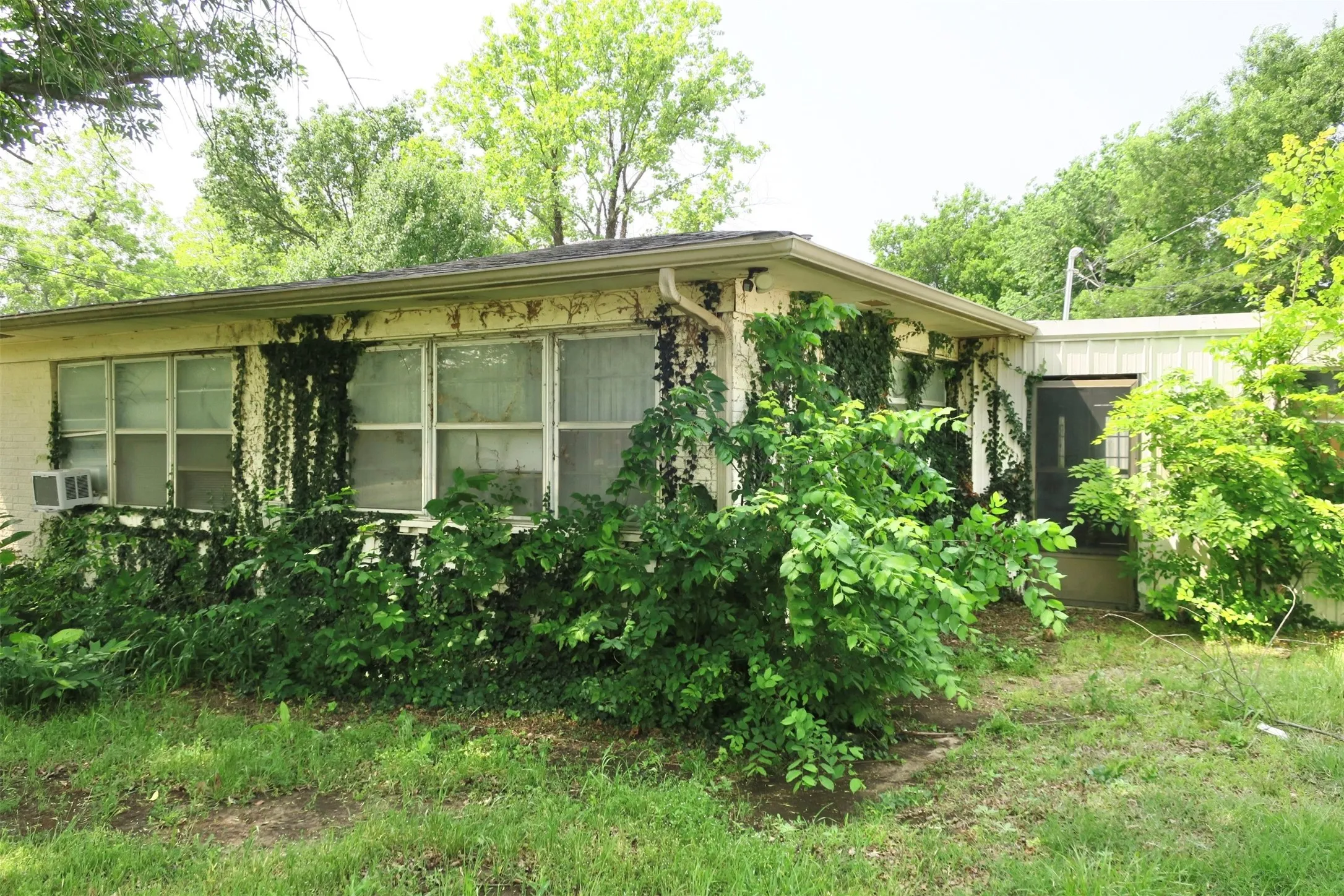 Single Family Residence For Sale in Montague County , 1689 N Highway 81 N, Bowie, Texas 76230, 3 Bedroom, 1 Bathroom, Garage spaces, 1,640 Sqft, built in 1955, Price $95,000, mls#21220587, Real Estate Agent in Bowie, Homes For Sale in Montague county, Homes For Sale in Bowie, Realtor in Bowie Texas, Real Estate Brokerage Independent Realty Texas, Luminita Cordes Realtor