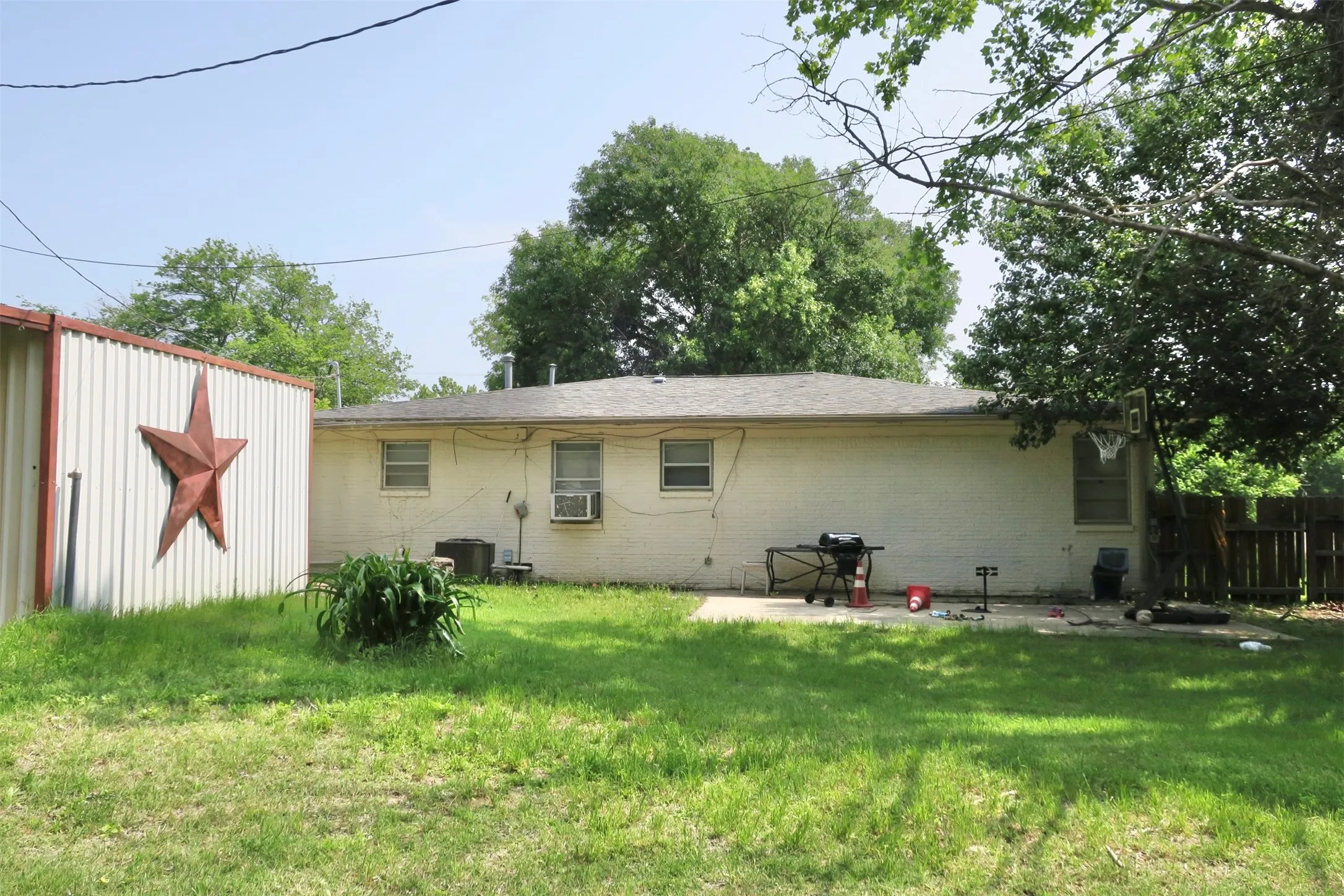 Single Family Residence For Sale in Montague County , 1689 N Highway 81 N, Bowie, Texas 76230, 3 Bedroom, 1 Bathroom, Garage spaces, 1,640 Sqft, built in 1955, Price $95,000, mls#21220587, Real Estate Agent in Bowie, Homes For Sale in Montague county, Homes For Sale in Bowie, Realtor in Bowie Texas, Real Estate Brokerage Independent Realty Texas, Luminita Cordes Realtor