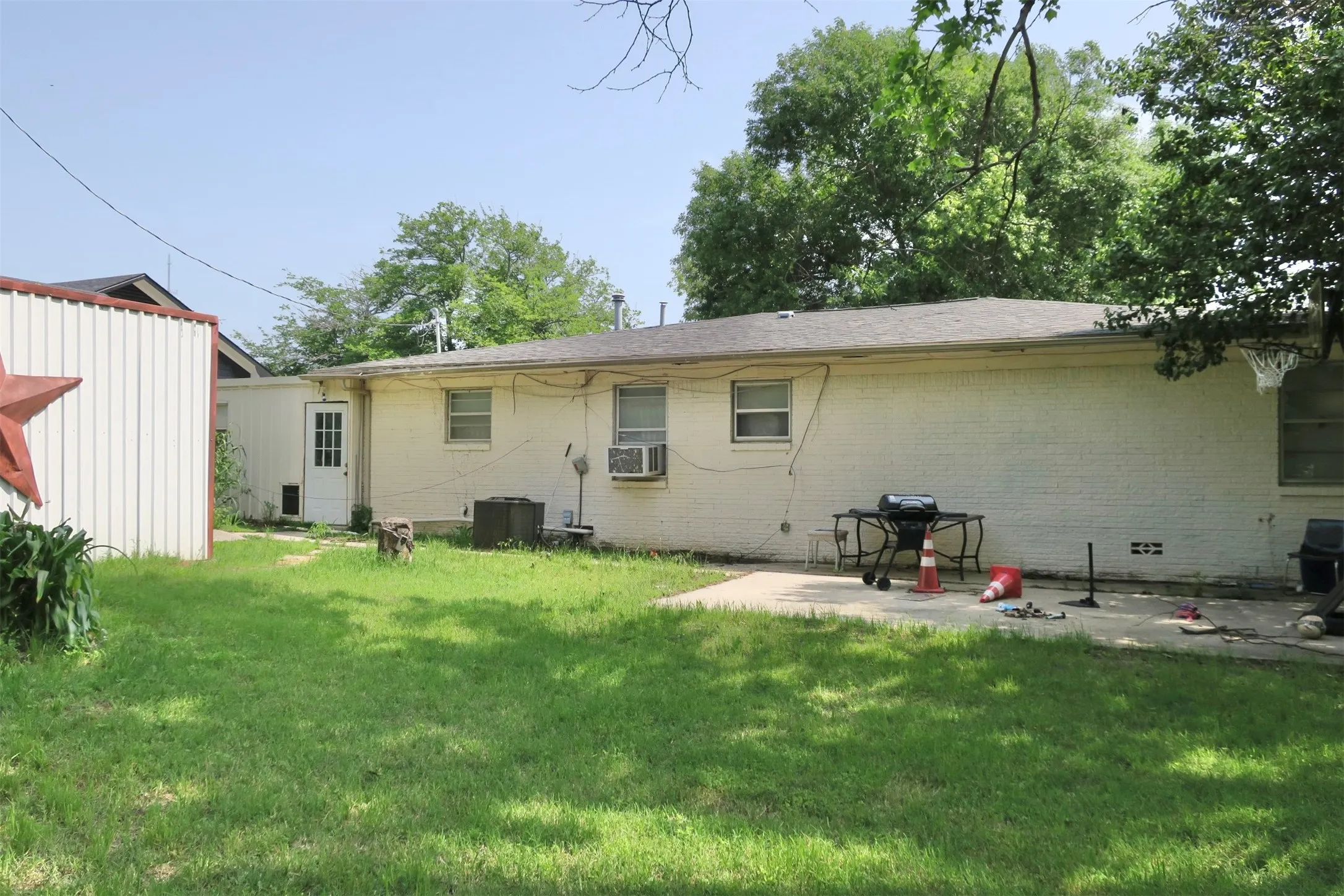 Single Family Residence For Sale in Montague County , 1689 N Highway 81 N, Bowie, Texas 76230, 3 Bedroom, 1 Bathroom, Garage spaces, 1,640 Sqft, built in 1955, Price $95,000, mls#21220587, Real Estate Agent in Bowie, Homes For Sale in Montague county, Homes For Sale in Bowie, Realtor in Bowie Texas, Real Estate Brokerage Independent Realty Texas, Luminita Cordes Realtor