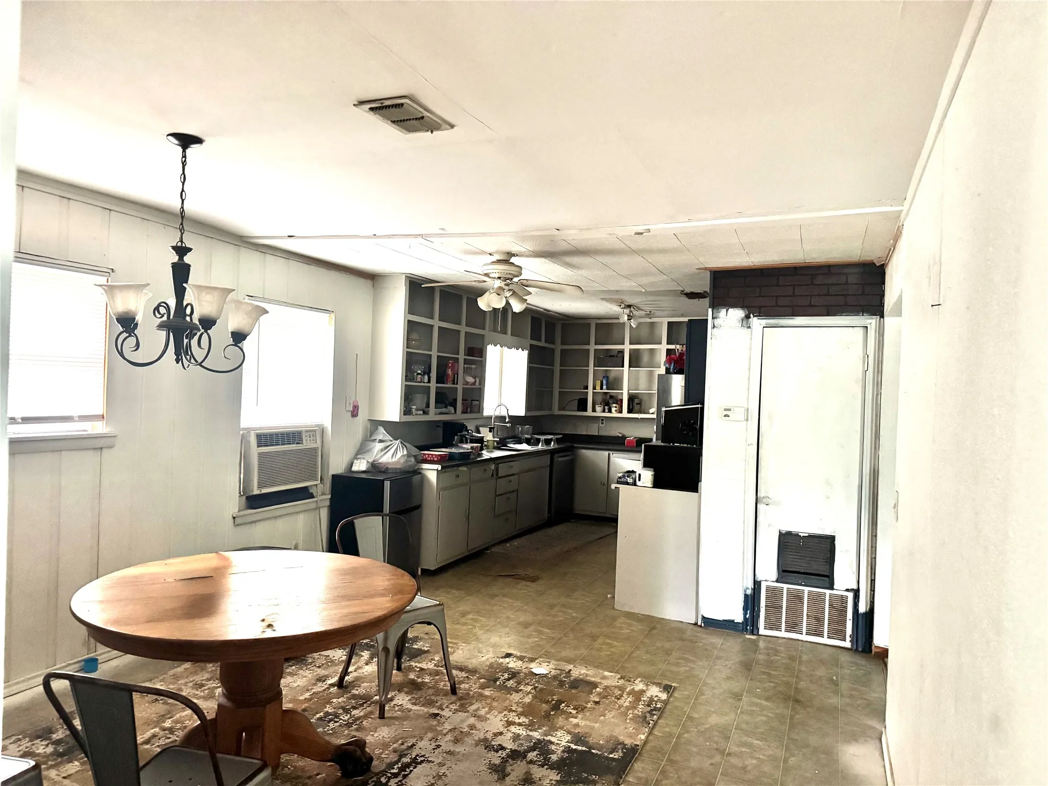 Single Family Residence For Sale in Montague County , 1689 N Highway 81 N, Bowie, Texas 76230, 3 Bedroom, 1 Bathroom, Garage spaces, 1,640 Sqft, built in 1955, Price $95,000, mls#21220587, Real Estate Agent in Bowie, Homes For Sale in Montague county, Homes For Sale in Bowie, Realtor in Bowie Texas, Real Estate Brokerage Independent Realty Texas, Luminita Cordes Realtor