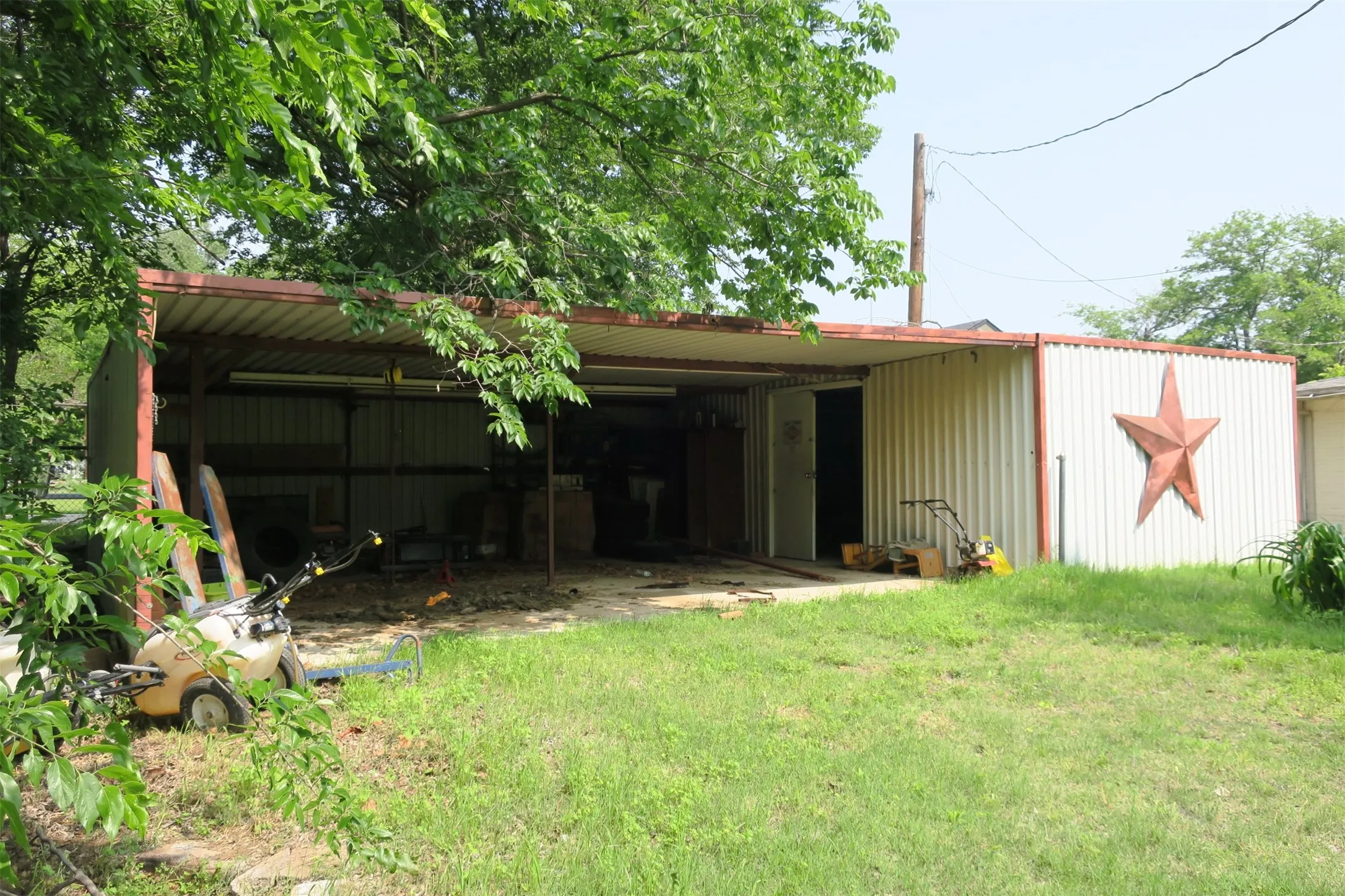 Single Family Residence For Sale in Montague County , 1689 N Highway 81 N, Bowie, Texas 76230, 3 Bedroom, 1 Bathroom, Garage spaces, 1,640 Sqft, built in 1955, Price $95,000, mls#21220587, Real Estate Agent in Bowie, Homes For Sale in Montague county, Homes For Sale in Bowie, Realtor in Bowie Texas, Real Estate Brokerage Independent Realty Texas, Luminita Cordes Realtor