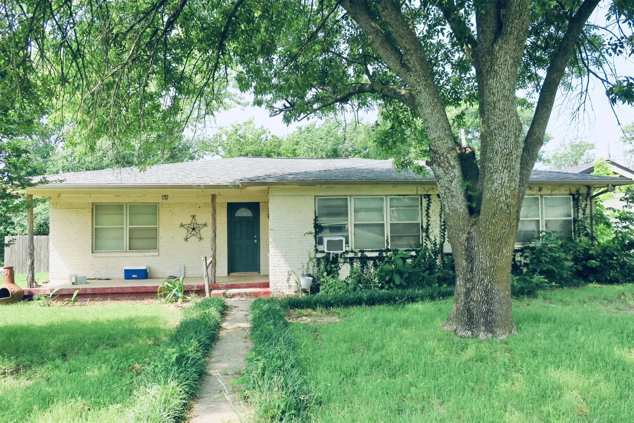 Single Family Residence For Sale in Montague County , 1689 N Highway 81 N, Bowie, Texas 76230, 3 Bedroom, 1 Bathroom, Garage spaces, 1,640 Sqft, built in 1955, Price $95,000, mls#21220587, Real Estate Agent in Bowie, Homes For Sale in Montague county, Homes For Sale in Bowie, Realtor in Bowie Texas, Real Estate Brokerage Independent Realty Texas, Luminita Cordes Realtor