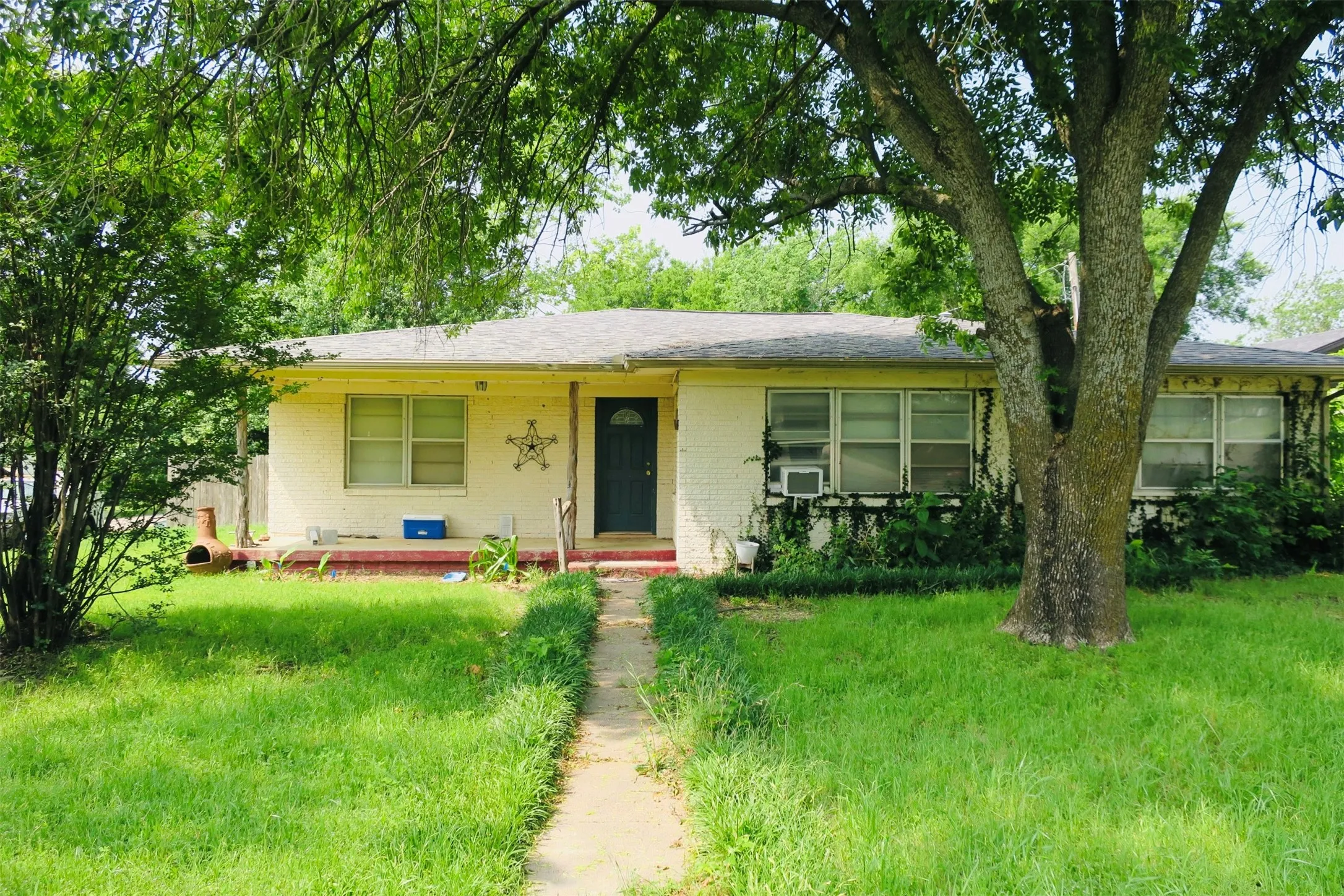 Single Family Residence For Sale in Montague County , 1689 N Highway 81 N, Bowie, Texas 76230, 3 Bedroom, 1 Bathroom, Garage spaces, 1,640 Sqft, built in 1955, Price $95,000, mls#21220587, Real Estate Agent in Bowie, Homes For Sale in Montague county, Homes For Sale in Bowie, Realtor in Bowie Texas, Real Estate Brokerage Independent Realty Texas, Luminita Cordes Realtor