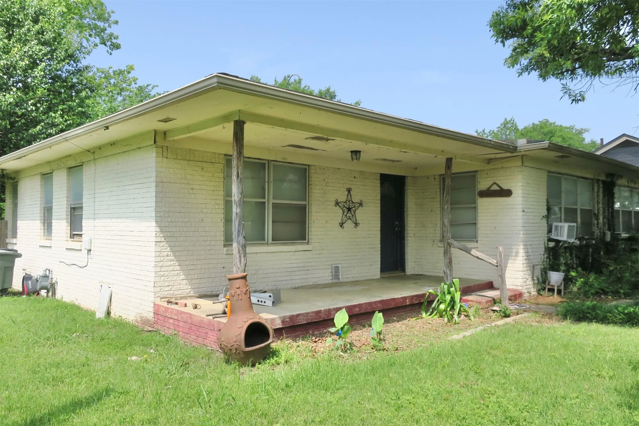 Single Family Residence For Sale in Montague County , 1689 N Highway 81 N, Bowie, Texas 76230, 3 Bedroom, 1 Bathroom, Garage spaces, 1,640 Sqft, built in 1955, Price $95,000, mls#21220587, Real Estate Agent in Bowie, Homes For Sale in Montague county, Homes For Sale in Bowie, Realtor in Bowie Texas, Real Estate Brokerage Independent Realty Texas, Luminita Cordes Realtor