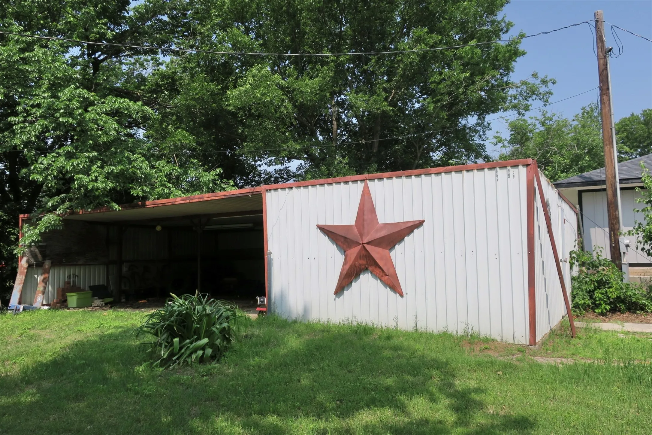 Single Family Residence For Sale in Montague County , 1689 N Highway 81 N, Bowie, Texas 76230, 3 Bedroom, 1 Bathroom, Garage spaces, 1,640 Sqft, built in 1955, Price $95,000, mls#21220587, Real Estate Agent in Bowie, Homes For Sale in Montague county, Homes For Sale in Bowie, Realtor in Bowie Texas, Real Estate Brokerage Independent Realty Texas, Luminita Cordes Realtor