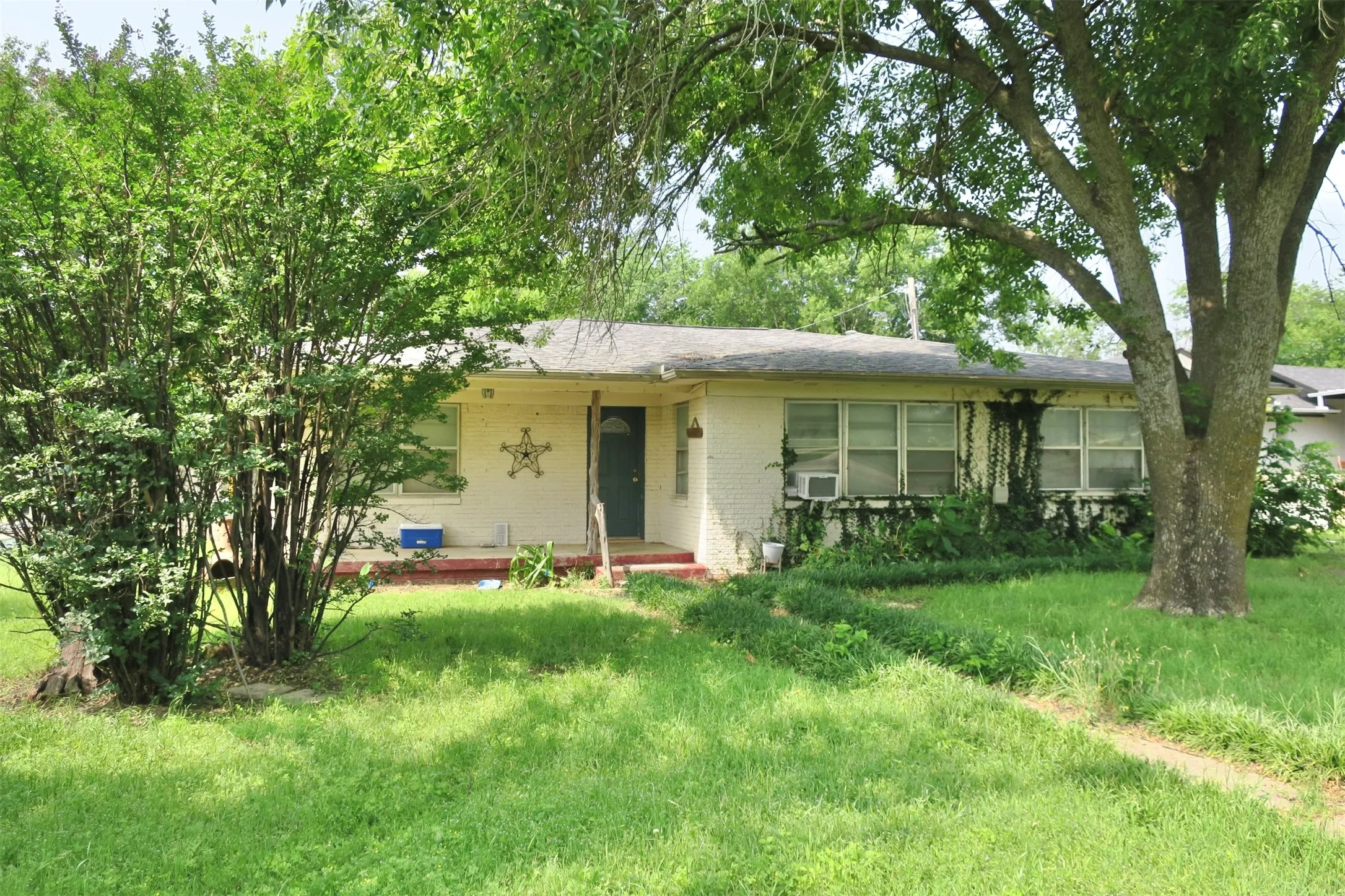 Single Family Residence For Sale in Montague County , 1689 N Highway 81 N, Bowie, Texas 76230, 3 Bedroom, 1 Bathroom, Garage spaces, 1,640 Sqft, built in 1955, Price $95,000, mls#21220587, Real Estate Agent in Bowie, Homes For Sale in Montague county, Homes For Sale in Bowie, Realtor in Bowie Texas, Real Estate Brokerage Independent Realty Texas, Luminita Cordes Realtor
