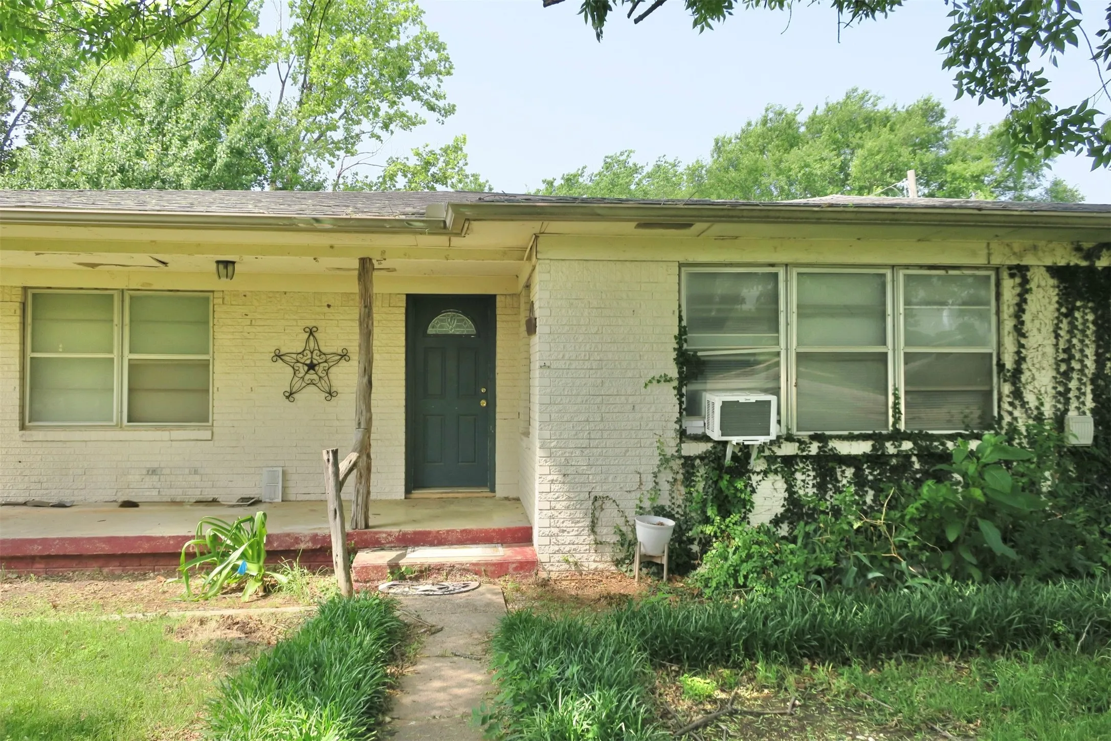 Single Family Residence For Sale in Montague County , 1689 N Highway 81 N, Bowie, Texas 76230, 3 Bedroom, 1 Bathroom, Garage spaces, 1,640 Sqft, built in 1955, Price $95,000, mls#21220587, Real Estate Agent in Bowie, Homes For Sale in Montague county, Homes For Sale in Bowie, Realtor in Bowie Texas, Real Estate Brokerage Independent Realty Texas, Luminita Cordes Realtor