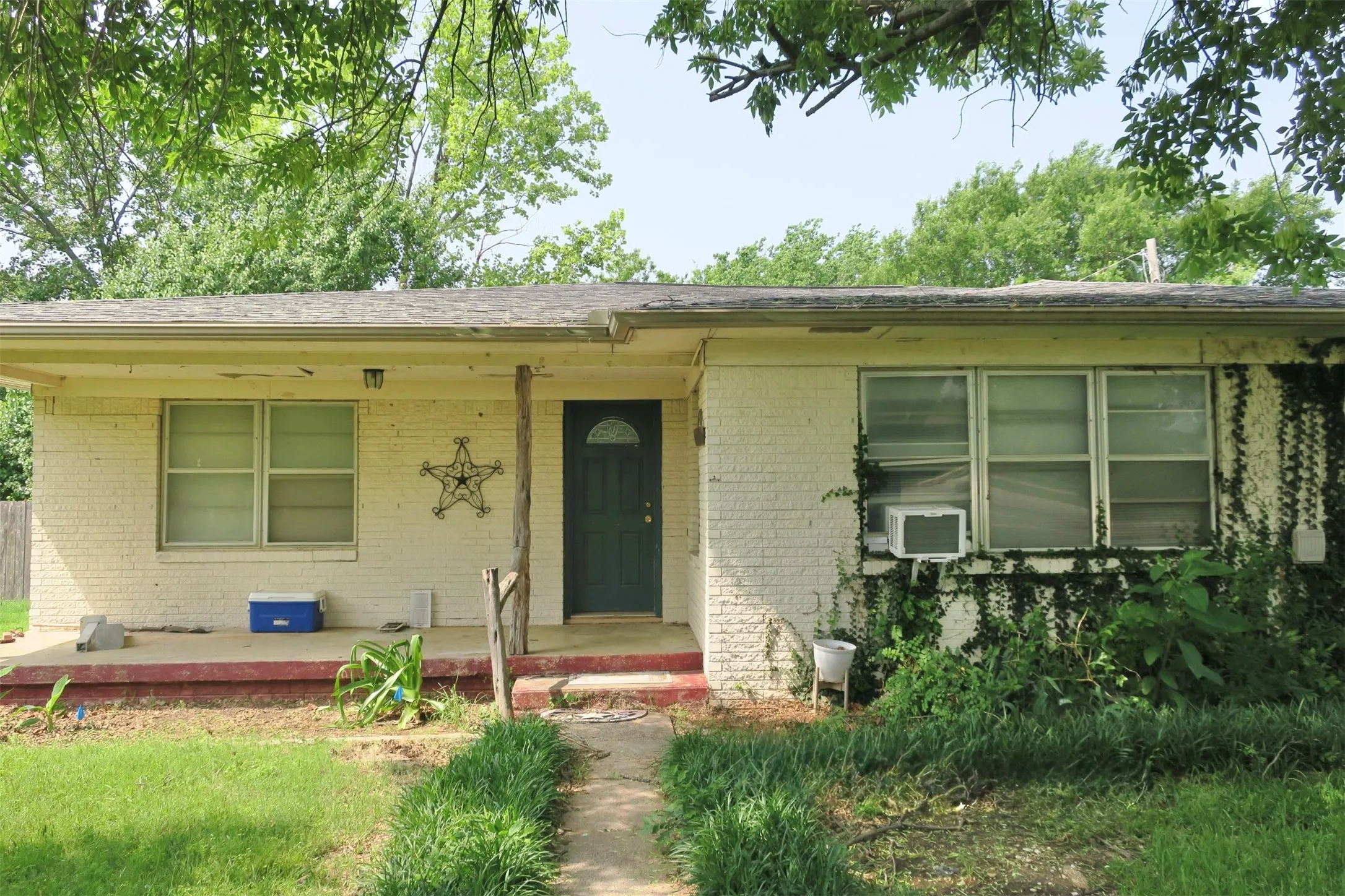 Single Family Residence For Sale in Montague County , 1689 N Highway 81 N, Bowie, Texas 76230, 3 Bedroom, 1 Bathroom, Garage spaces, 1,640 Sqft, built in 1955, Price $95,000, mls#21220587, Real Estate Agent in Bowie, Homes For Sale in Montague county, Homes For Sale in Bowie, Realtor in Bowie Texas, Real Estate Brokerage Independent Realty Texas, Luminita Cordes Realtor