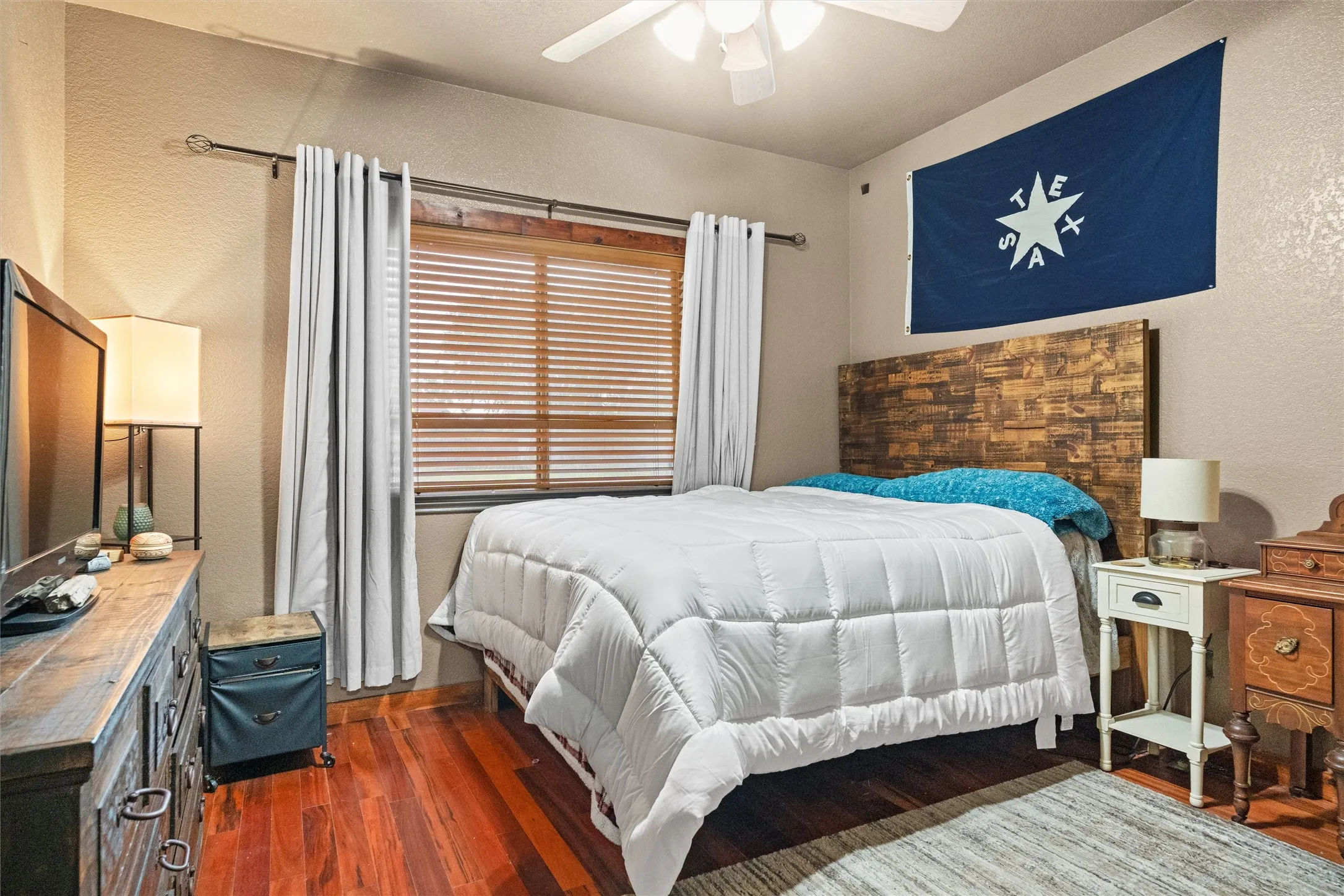 Second of 2 secondary bedrooms.