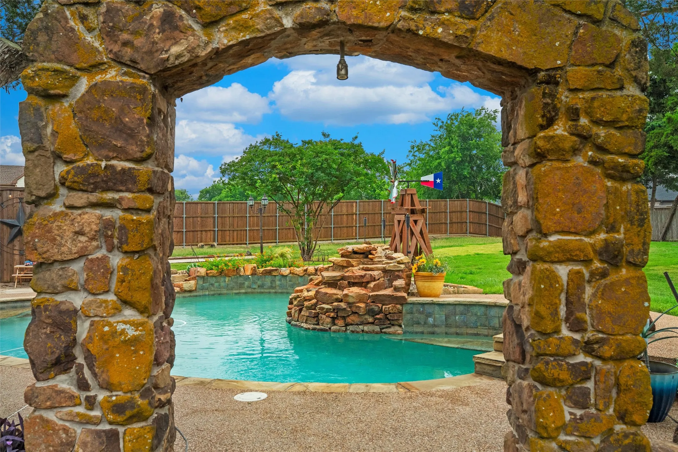 How beautiful is this arch view into the pool deck?