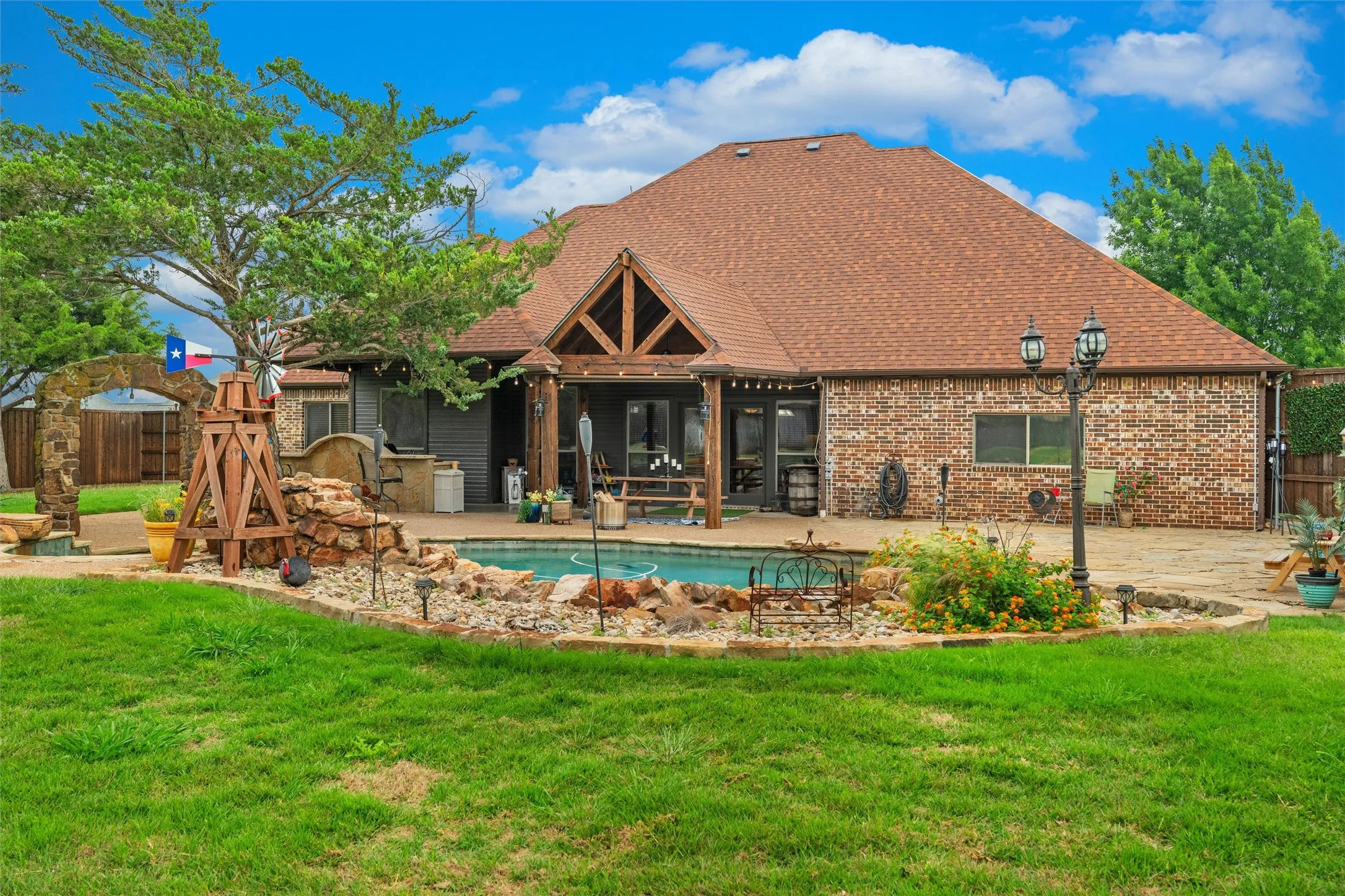 Single Family Residence For Sale in Ellis County , 1561 Saint Andrews Drive, Red Oak, Texas 75154, 3 Bedrooms, 3 Bathrooms, 3 Garage spaces, 2,782 Sqft, built in 2002, Preowned, Price $620,000, mls#21253987, Real Estate Agent in Red Oak, Homes For Sale in Ellis county, Homes For Sale in Red Oak, Realtor in Red Oak Texas, Real Estate Brokerage Independent Realty Texas, Luminita Cordes Realtor
