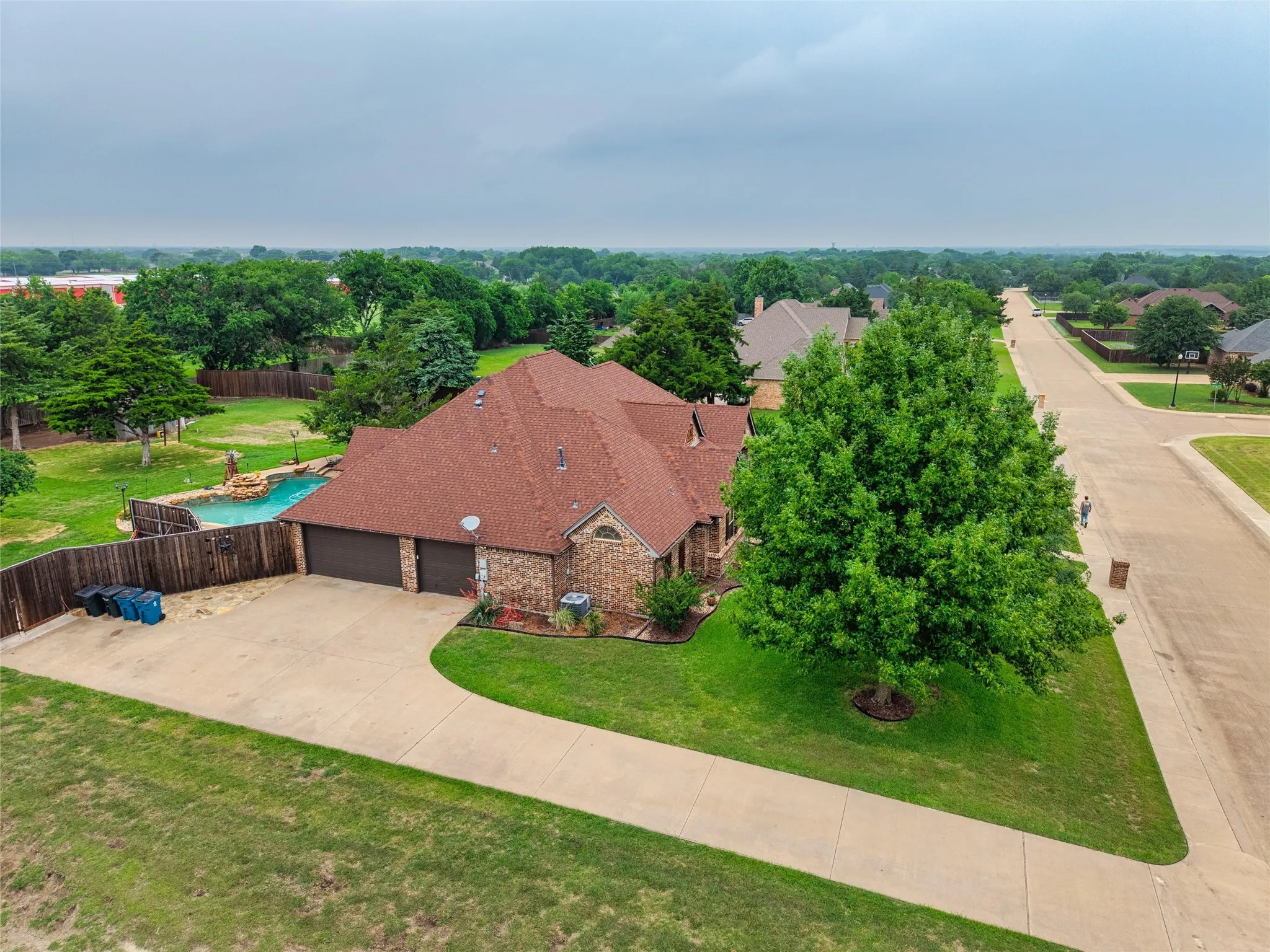 Single Family Residence For Sale in Ellis County , 1561 Saint Andrews Drive, Red Oak, Texas 75154, 3 Bedrooms, 3 Bathrooms, 3 Garage spaces, 2,782 Sqft, built in 2002, Preowned, Price $620,000, mls#21253987, Real Estate Agent in Red Oak, Homes For Sale in Ellis county, Homes For Sale in Red Oak, Realtor in Red Oak Texas, Real Estate Brokerage Independent Realty Texas, Luminita Cordes Realtor