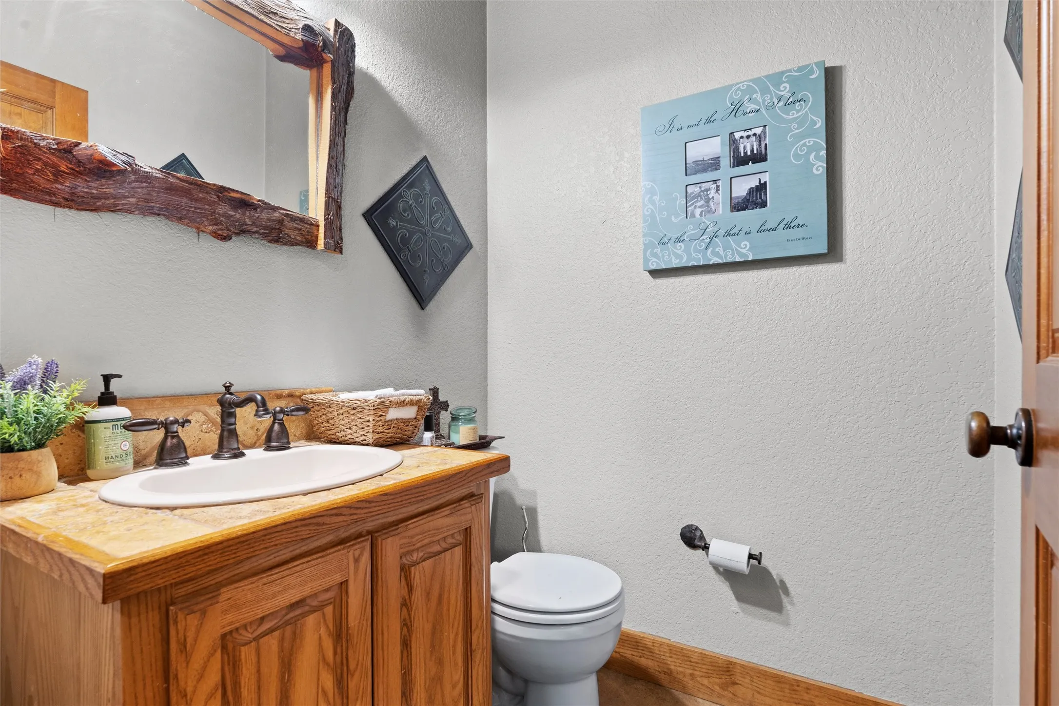 Guest powder room.