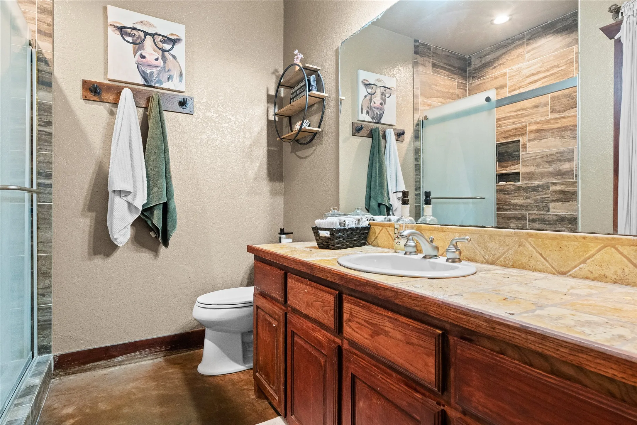 Secondary bathroom.