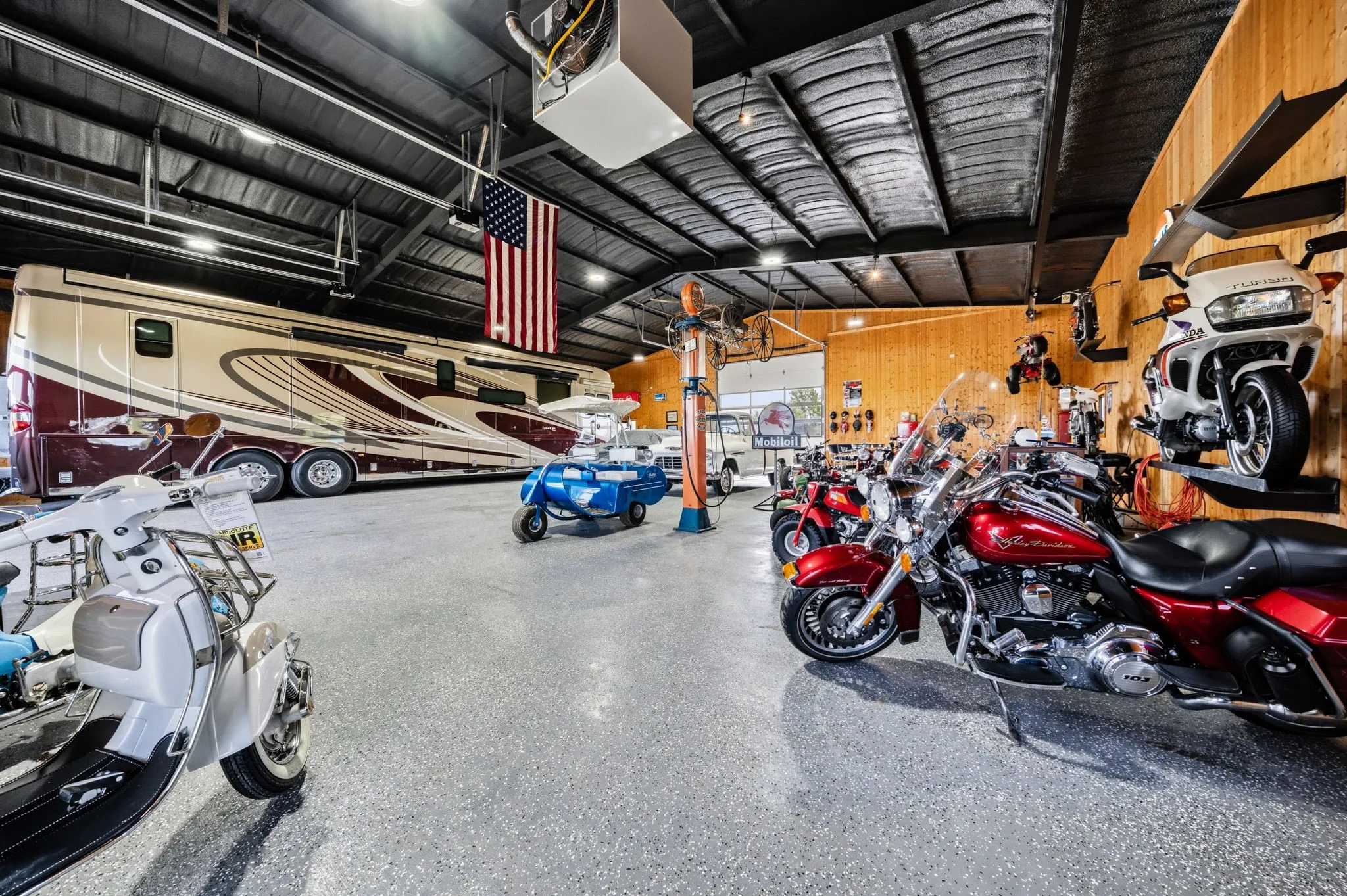 Farm For Sale in Hill County , 887 Hcr. 3110 N, Abbott, Texas 76621, 6 Bedroom, 6 Bathroom, 6 Garage spaces, 6,514 Sqft, built in 2001, Preowned, Price $4,693,600, mls#21248972, Real Estate Agent in Abbott, Homes For Sale in Hill county, Homes For Sale in Abbott, Realtor in Abbott Texas, Real Estate Brokerage Independent Realty Texas, Luminita Cordes Realtor