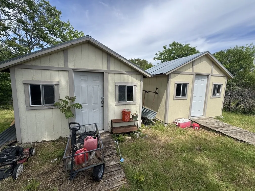 Single Family Residence For Sale in Tarrant County , 5633 Macdougall Drive, Haltom City, Texas 76148, 3 Bedroom, 2 Bathroom, 2 Garage spaces, 1,192 Sqft, built in 1971, Preowned, mls#21253672, Real Estate Agent in Haltom City, Homes For Sale in Tarrant county, Homes For Sale in Haltom City, Realtor in Haltom City Texas, Real Estate Brokerage Independent Realty Texas, Luminita Cordes Realtor