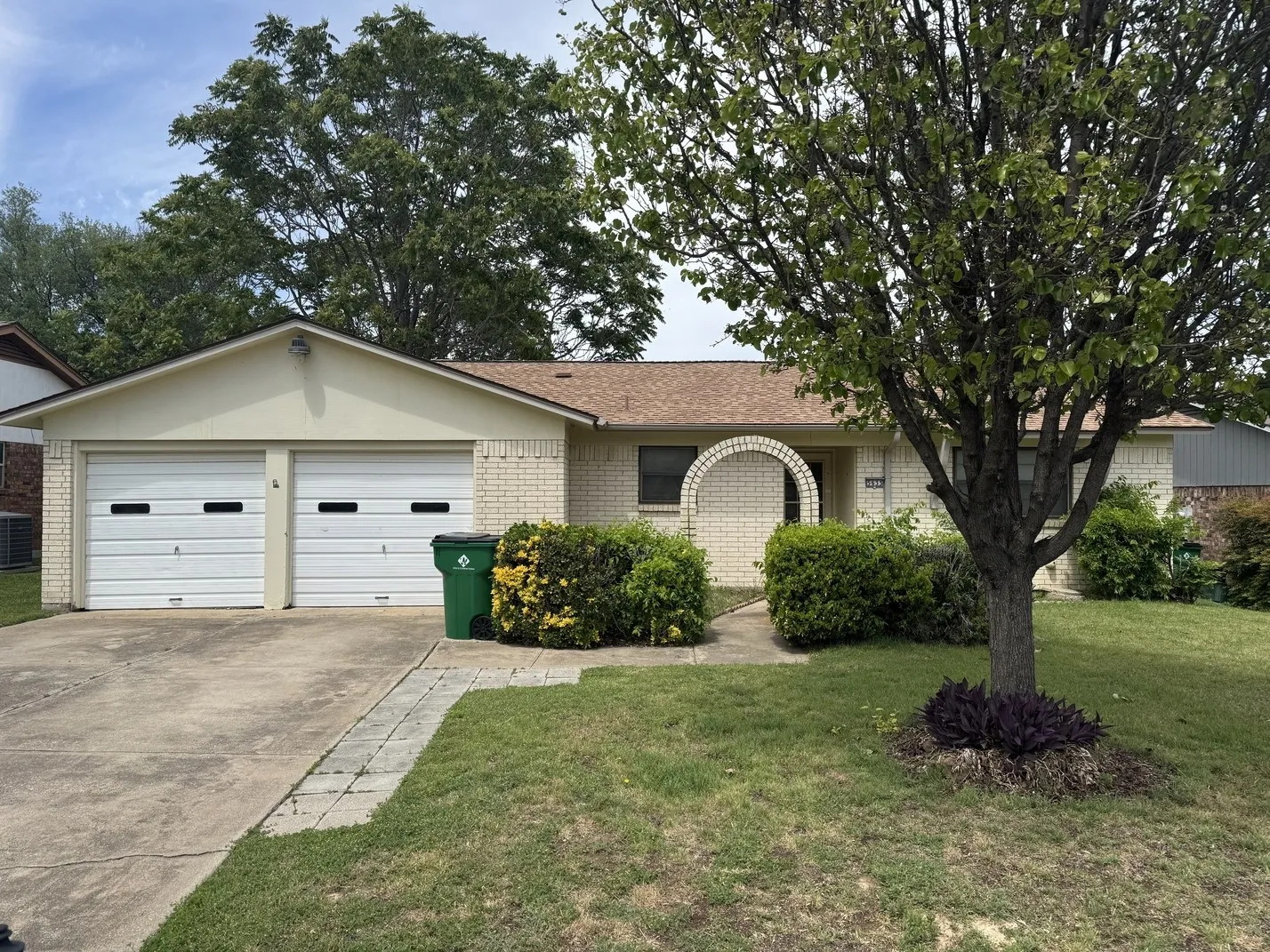 Single Family Residence For Sale in Tarrant County , 5633 Macdougall Drive, Haltom City, Texas 76148, 3 Bedroom, 2 Bathroom, 2 Garage spaces, 1,192 Sqft, built in 1971, Preowned, mls#21253672, Real Estate Agent in Haltom City, Homes For Sale in Tarrant county, Homes For Sale in Haltom City, Realtor in Haltom City Texas, Real Estate Brokerage Independent Realty Texas, Luminita Cordes Realtor