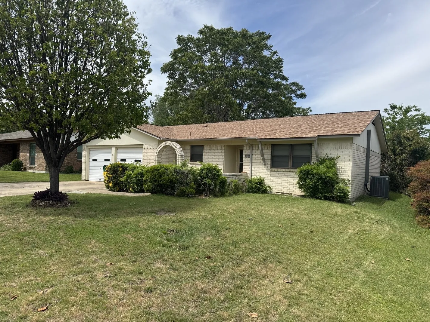 Single Family Residence For Sale in Tarrant County , 5633 Macdougall Drive, Haltom City, Texas 76148, 3 Bedroom, 2 Bathroom, 2 Garage spaces, 1,192 Sqft, built in 1971, Preowned, mls#21253672, Real Estate Agent in Haltom City, Homes For Sale in Tarrant county, Homes For Sale in Haltom City, Realtor in Haltom City Texas, Real Estate Brokerage Independent Realty Texas, Luminita Cordes Realtor