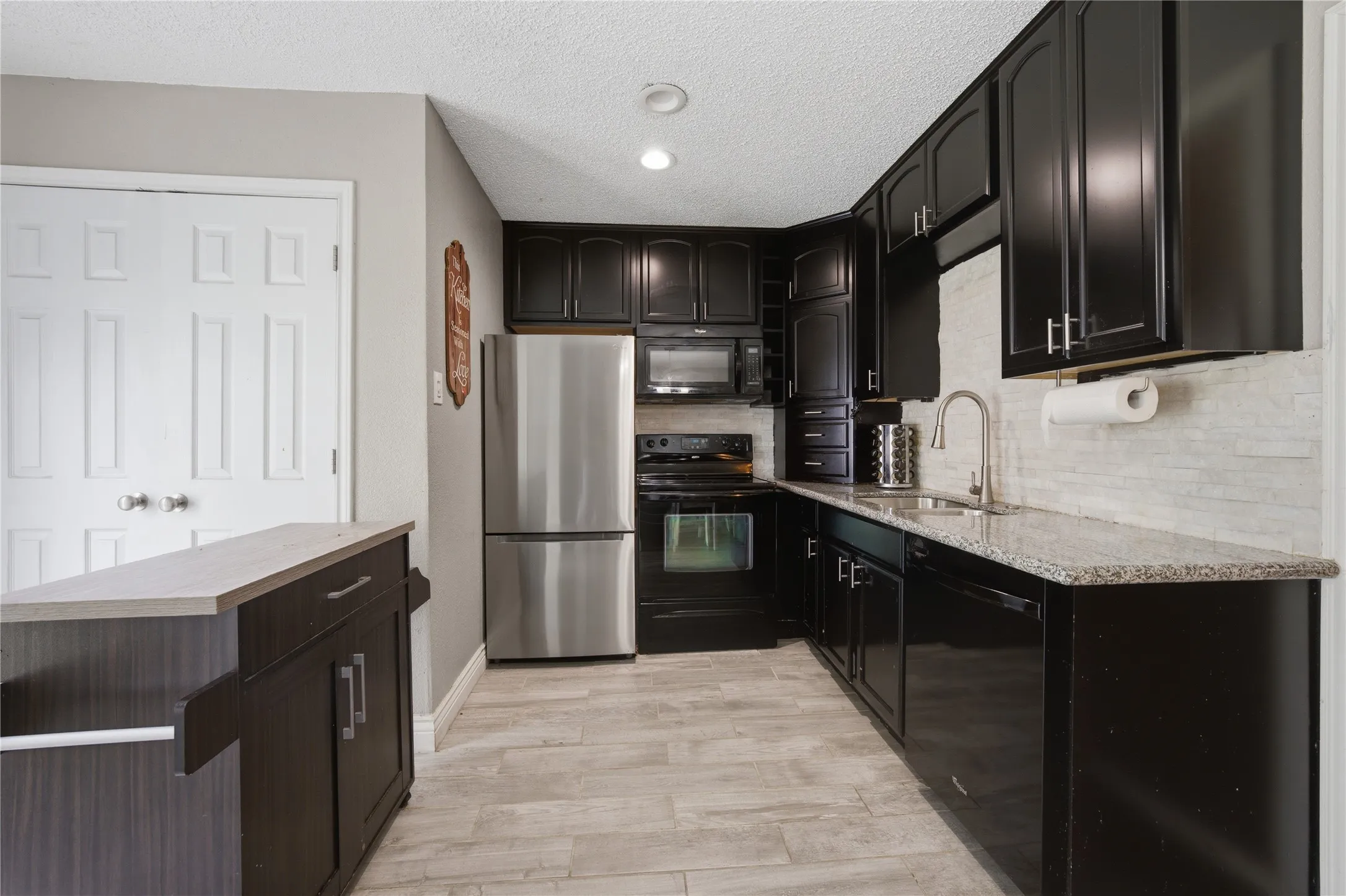 Single Family Residence For Sale in Henderson County , 236 Seacraft Drive, Gun Barrel City, Texas 75156, 3 Bedrooms, 2 Bathrooms, Garage spaces, 1,282 Sqft, built in 2001, Preowned, Price $198,950, mls#21253718, Real Estate Agent in Gun Barrel City, Homes For Sale in Henderson county, Homes For Sale in Gun Barrel City, Realtor in Gun Barrel City Texas, Real Estate Brokerage Independent Realty Texas, Luminita Cordes Realtor
