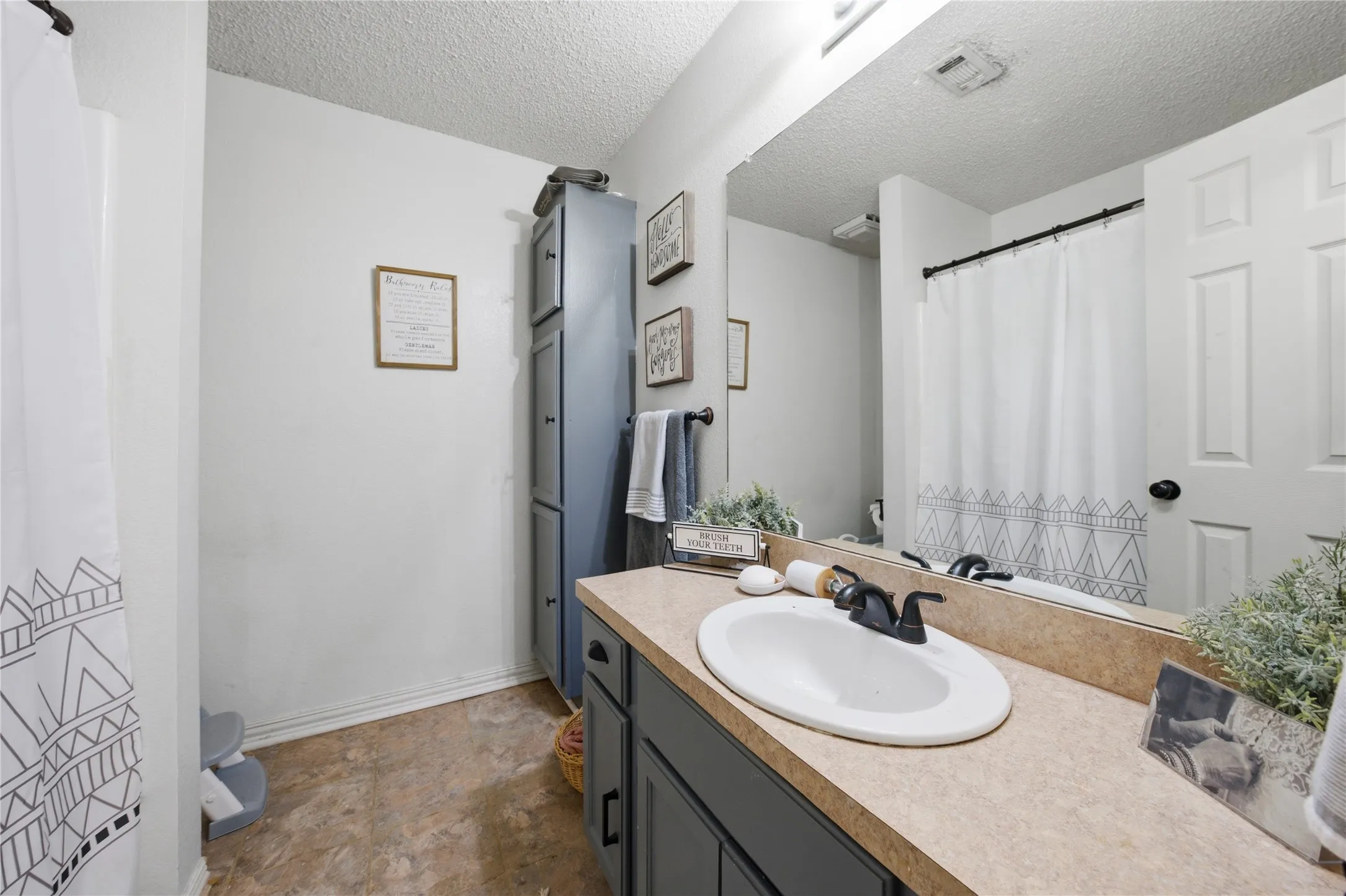 Single Family Residence For Sale in Henderson County , 236 Seacraft Drive, Gun Barrel City, Texas 75156, 3 Bedrooms, 2 Bathrooms, Garage spaces, 1,282 Sqft, built in 2001, Preowned, Price $198,950, mls#21253718, Real Estate Agent in Gun Barrel City, Homes For Sale in Henderson county, Homes For Sale in Gun Barrel City, Realtor in Gun Barrel City Texas, Real Estate Brokerage Independent Realty Texas, Luminita Cordes Realtor