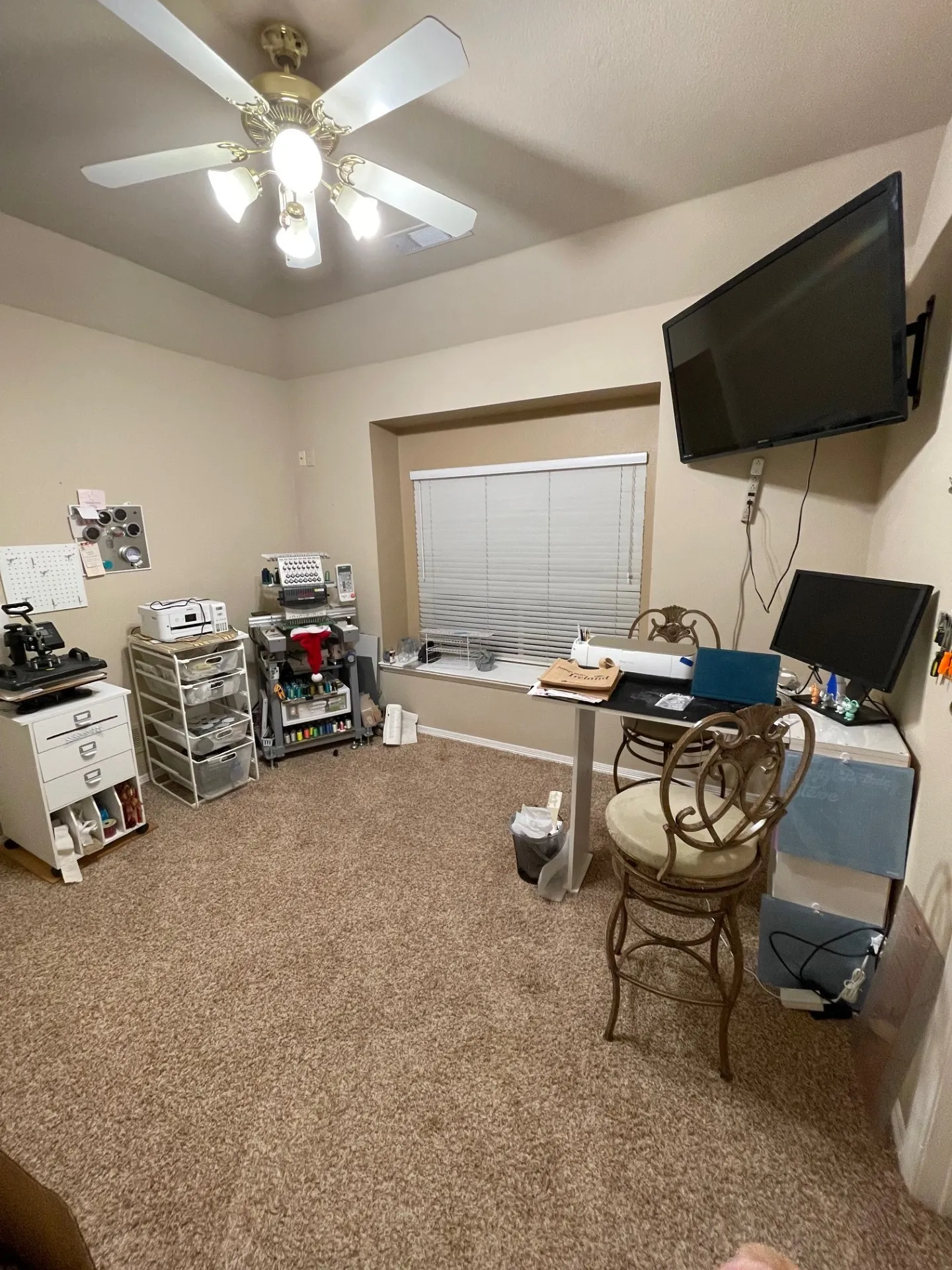 Bed/craft room
