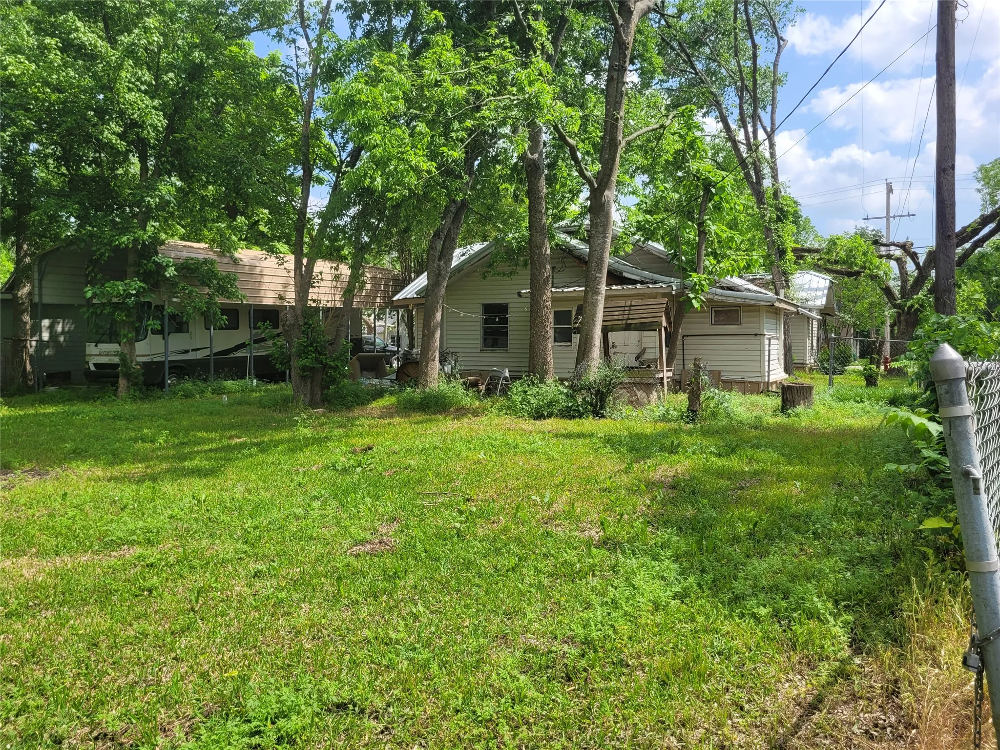 Single Family Residence For Sale in Lamar County , 384 MONROE, Deport, Texas 75435, 3 Bedroom, 2 Bathroom, Garage spaces, 1,800 Sqft, built in 0, Preowned, mls#21254940, Real Estate Agent in Deport, Homes For Sale in Lamar county, Homes For Sale in Deport, Realtor in Deport Texas, Real Estate Brokerage Independent Realty Texas, Luminita Cordes Realtor