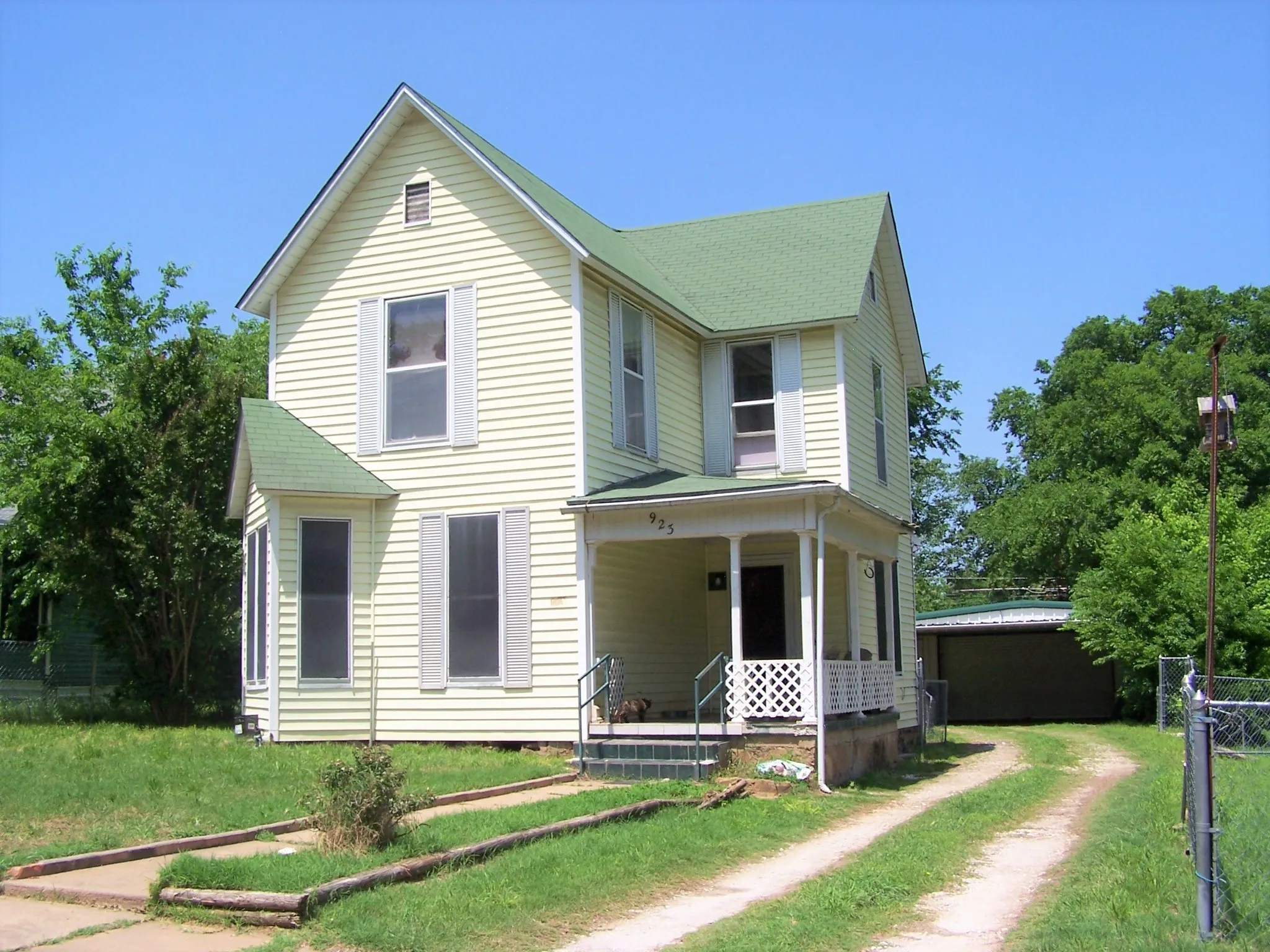 Single Family Residence For Sale in Grayson County , 923 Nelson Street, Denison, Texas 75020, 5 Bedroom, 2 Bathroom, Garage spaces, 1,568 Sqft, built in 1930, Preowned, mls#21254981, Real Estate Agent in Denison, Homes For Sale in Grayson county, Homes For Sale in Denison, Realtor in Denison Texas, Real Estate Brokerage Independent Realty Texas, Luminita Cordes Realtor