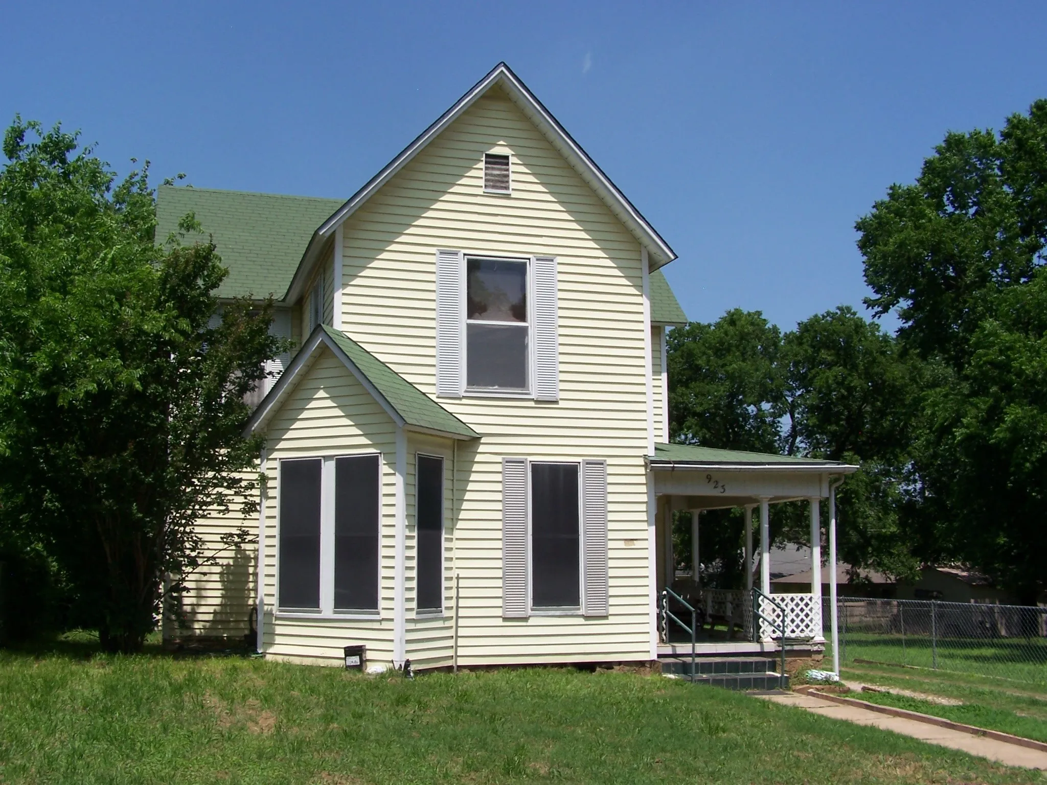 Single Family Residence For Sale in Grayson County , 923 Nelson Street, Denison, Texas 75020, 5 Bedroom, 2 Bathroom, Garage spaces, 1,568 Sqft, built in 1930, Preowned, mls#21254981, Real Estate Agent in Denison, Homes For Sale in Grayson county, Homes For Sale in Denison, Realtor in Denison Texas, Real Estate Brokerage Independent Realty Texas, Luminita Cordes Realtor